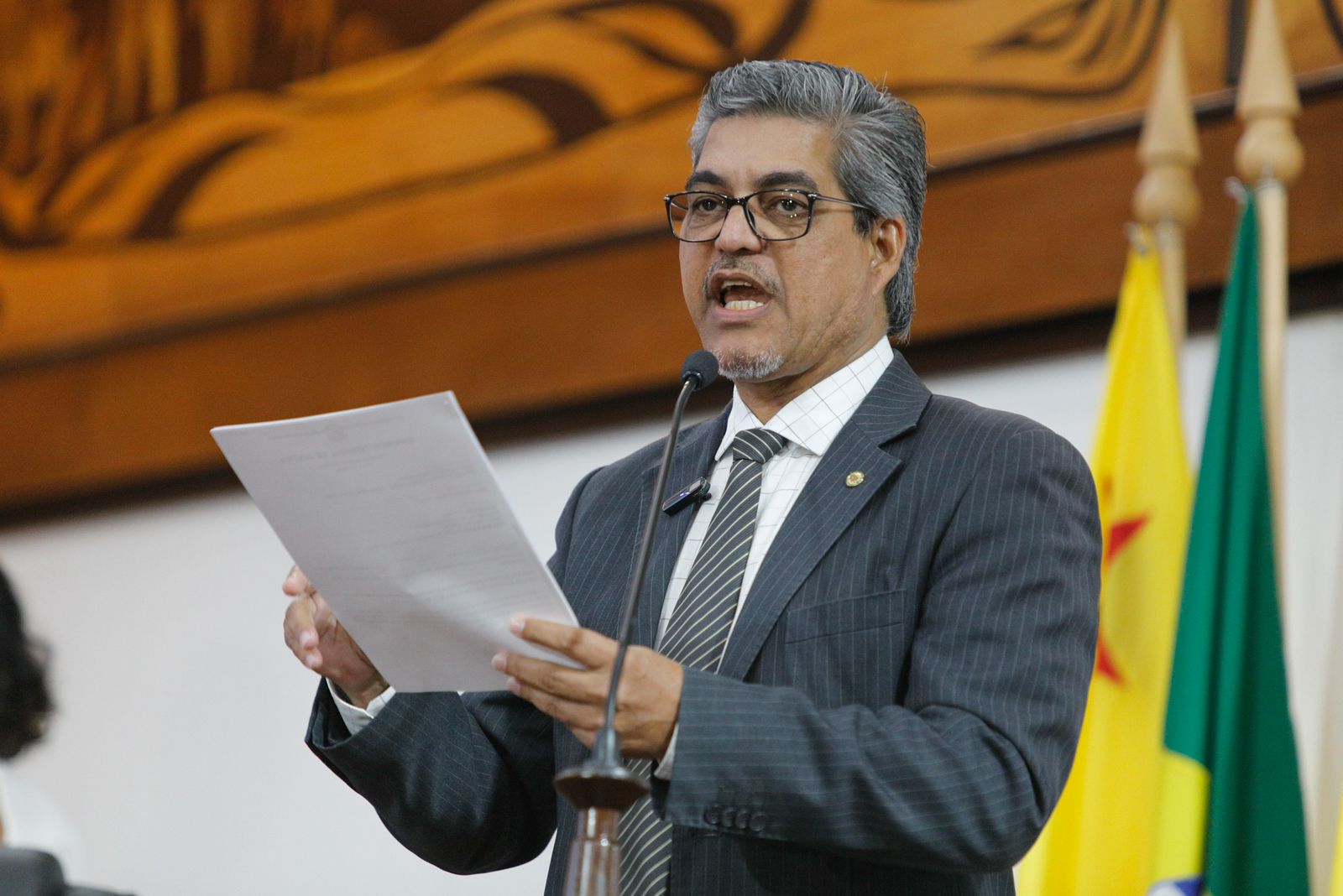 Edvaldo Magalhães lê relatório da PF sobre Operação Ptolomeu durante sessão na Aleac