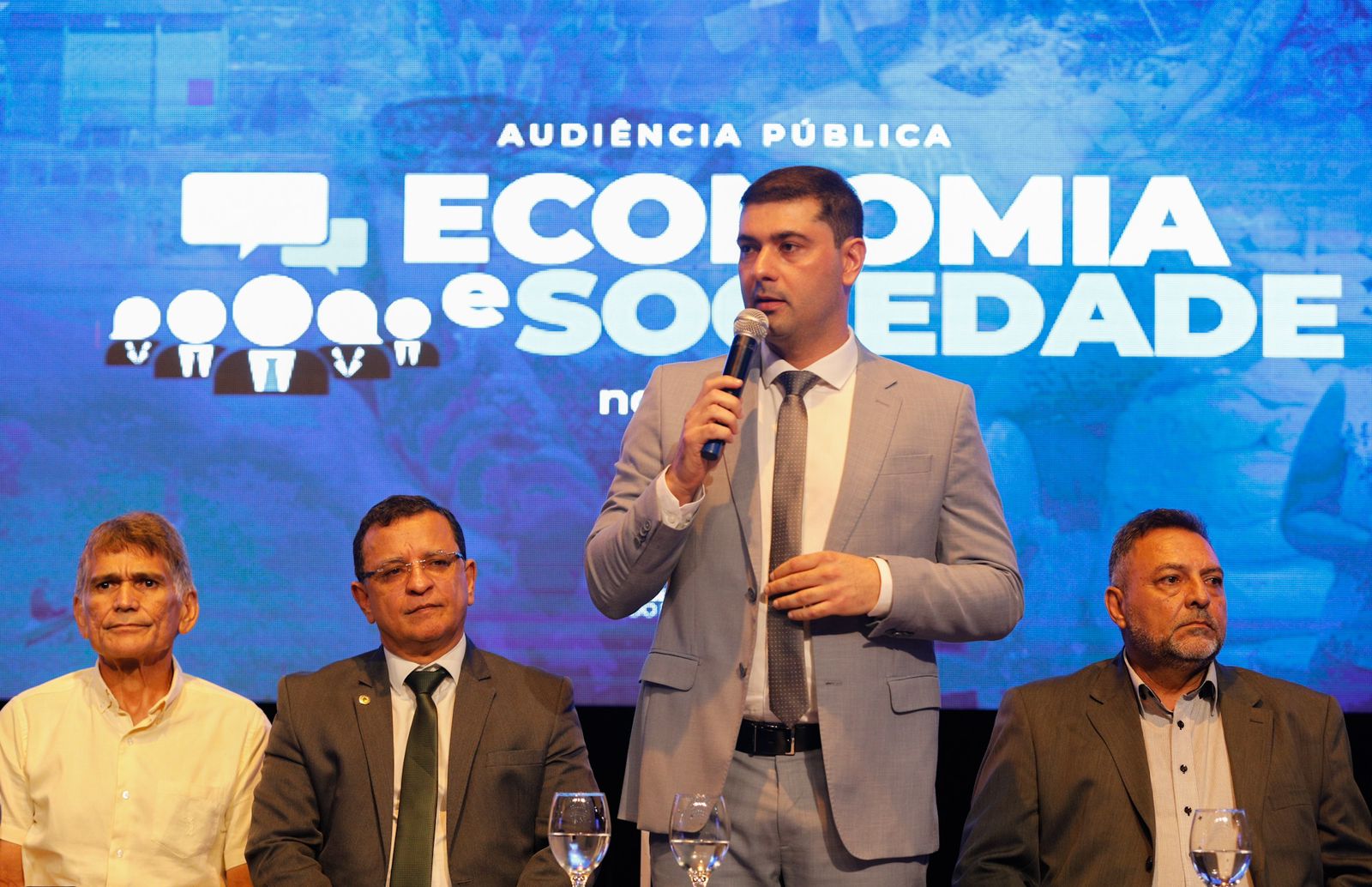 Nicolau Júnior amplia diálogo sobre economia e sociedade na Regional do Juruá em audiência pública 