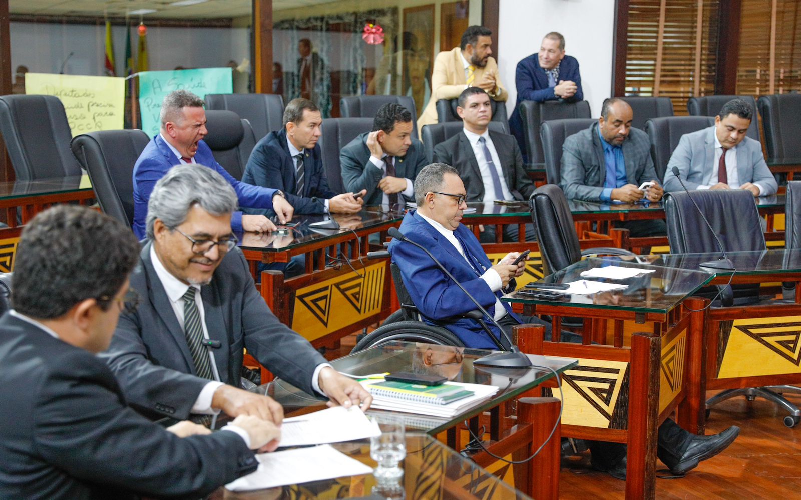 homens sentados em uma reunião