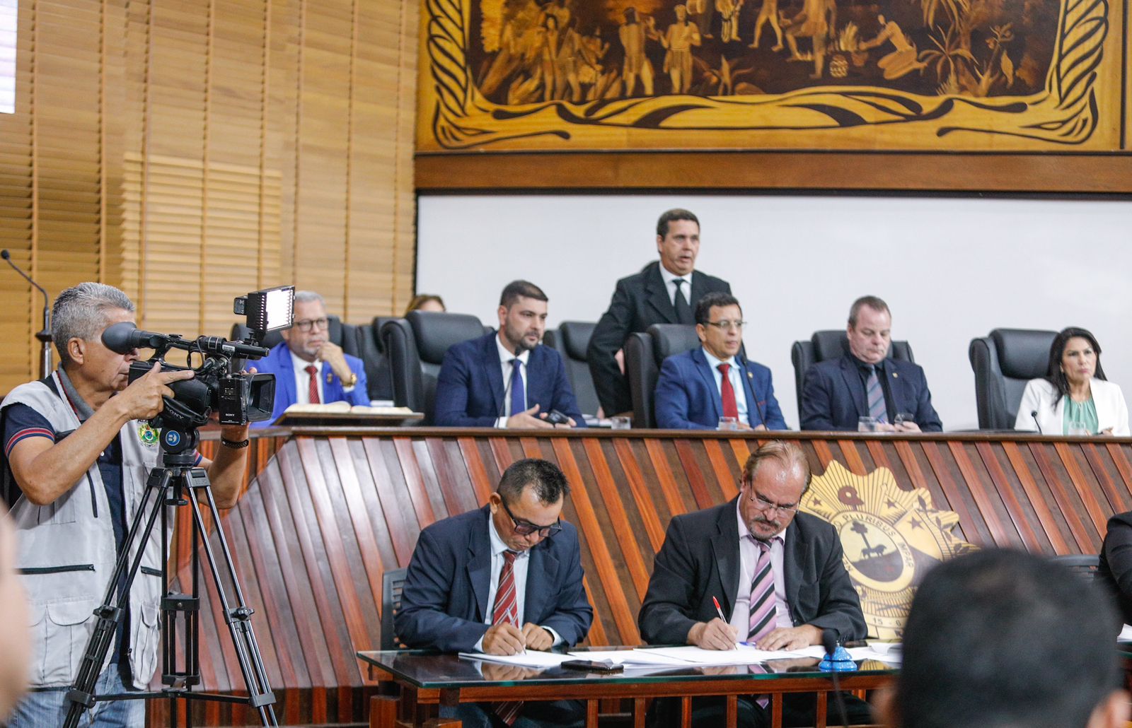 pessoas relizando uma sessão com um fotógrafo registrando