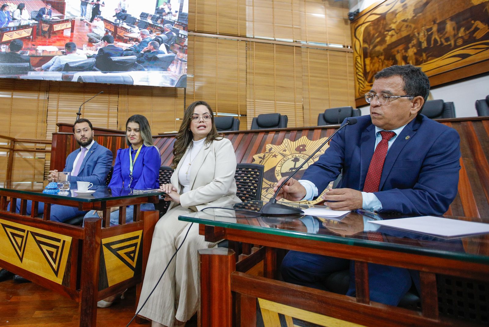 Deputados manifestam solidariedade à policial civil que denunciou desabamento em teto de delegacia