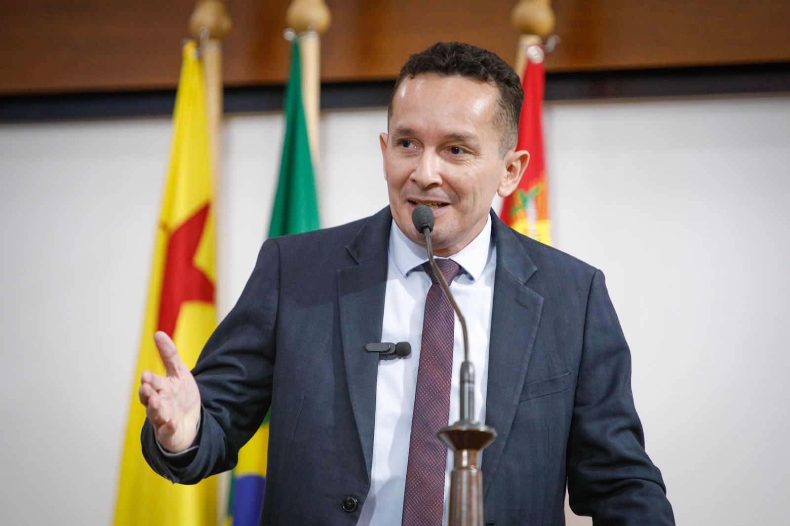 Adailton Cruz pede aumento de vagas em concurso da Prefeitura e pagamento de complemento do piso da enfermagem