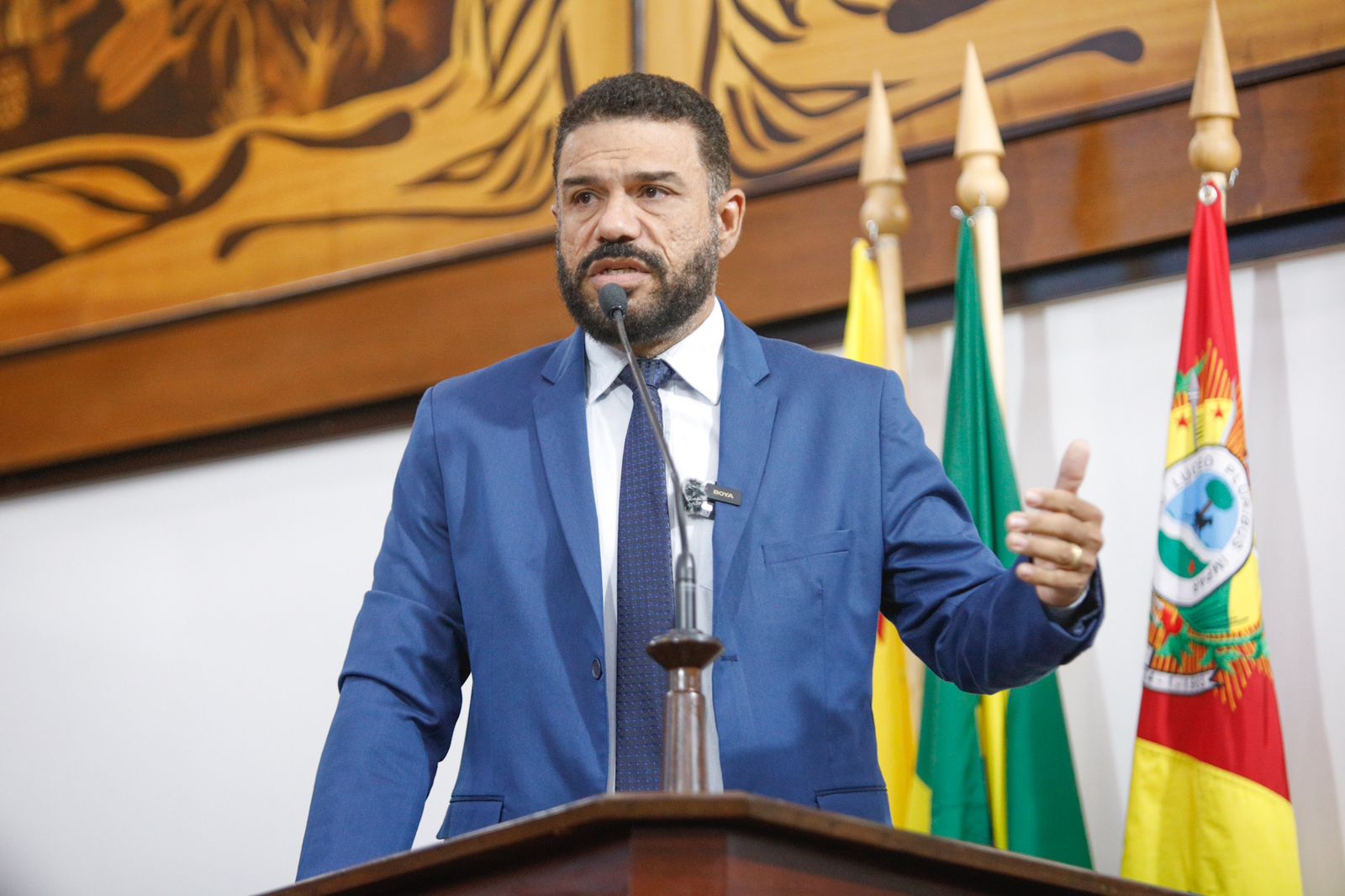 Whendy Lima Presta homenagem ao Padre Roberto Le Goff durante sessão