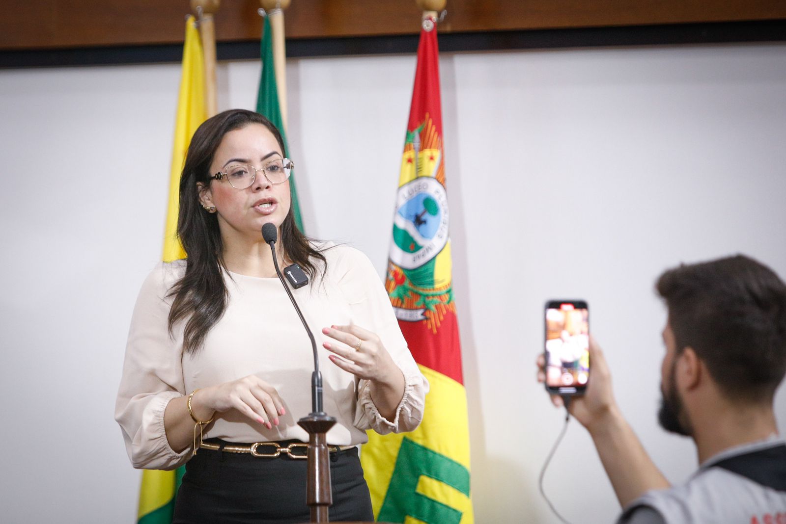 Michelle Melo denuncia suspeita de superfaturamento em contrato de saúde no Acre