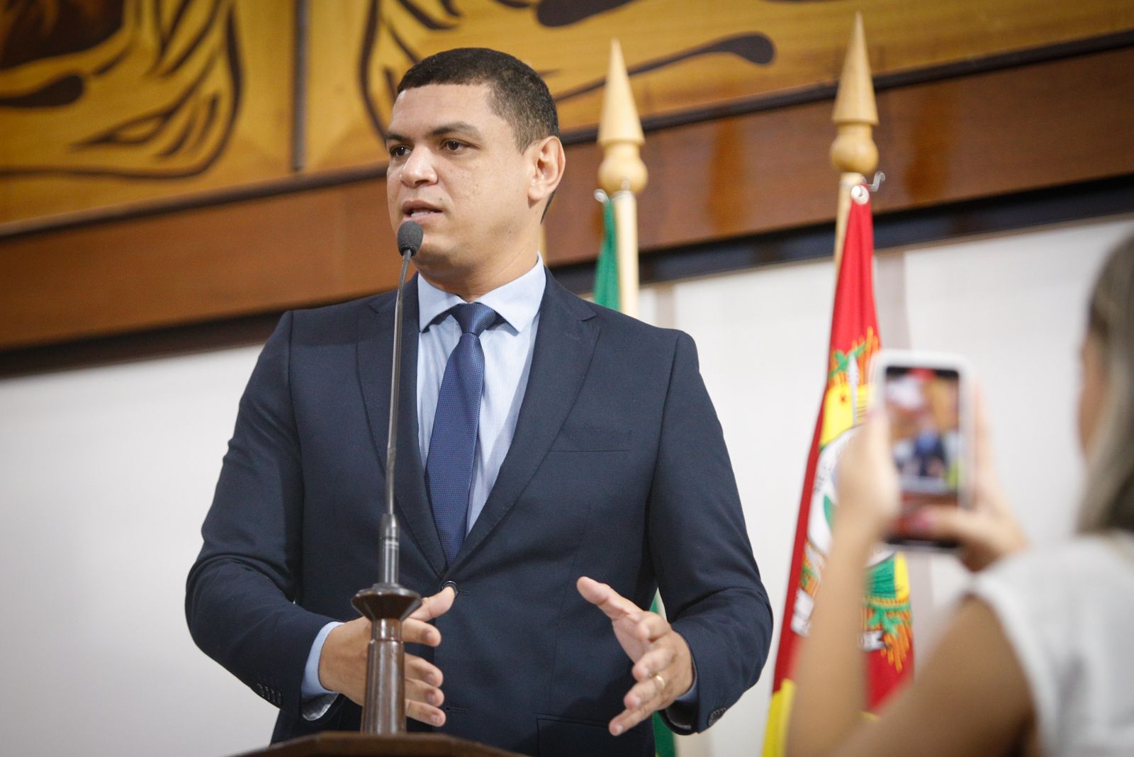 Pablo Bregense faz discurso emocionado sobre filho autista durante sessão na Aleac