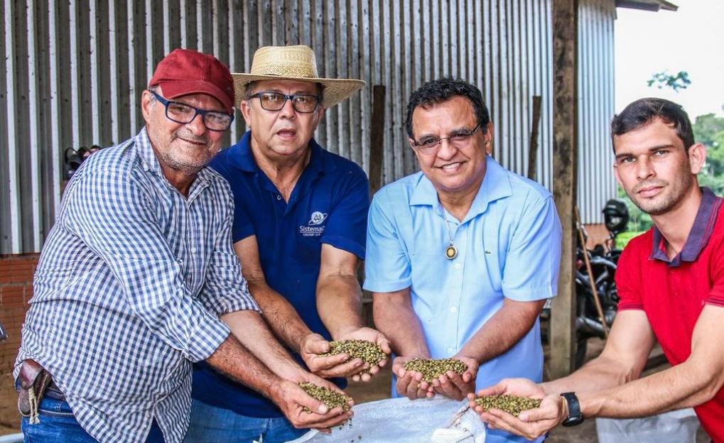 Visitando a Plantação de Café do Juruá