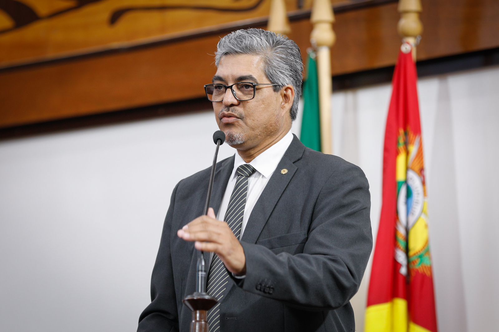 Edvaldo Magalhães critica gestão da Educação e cobra resolução de problemas
