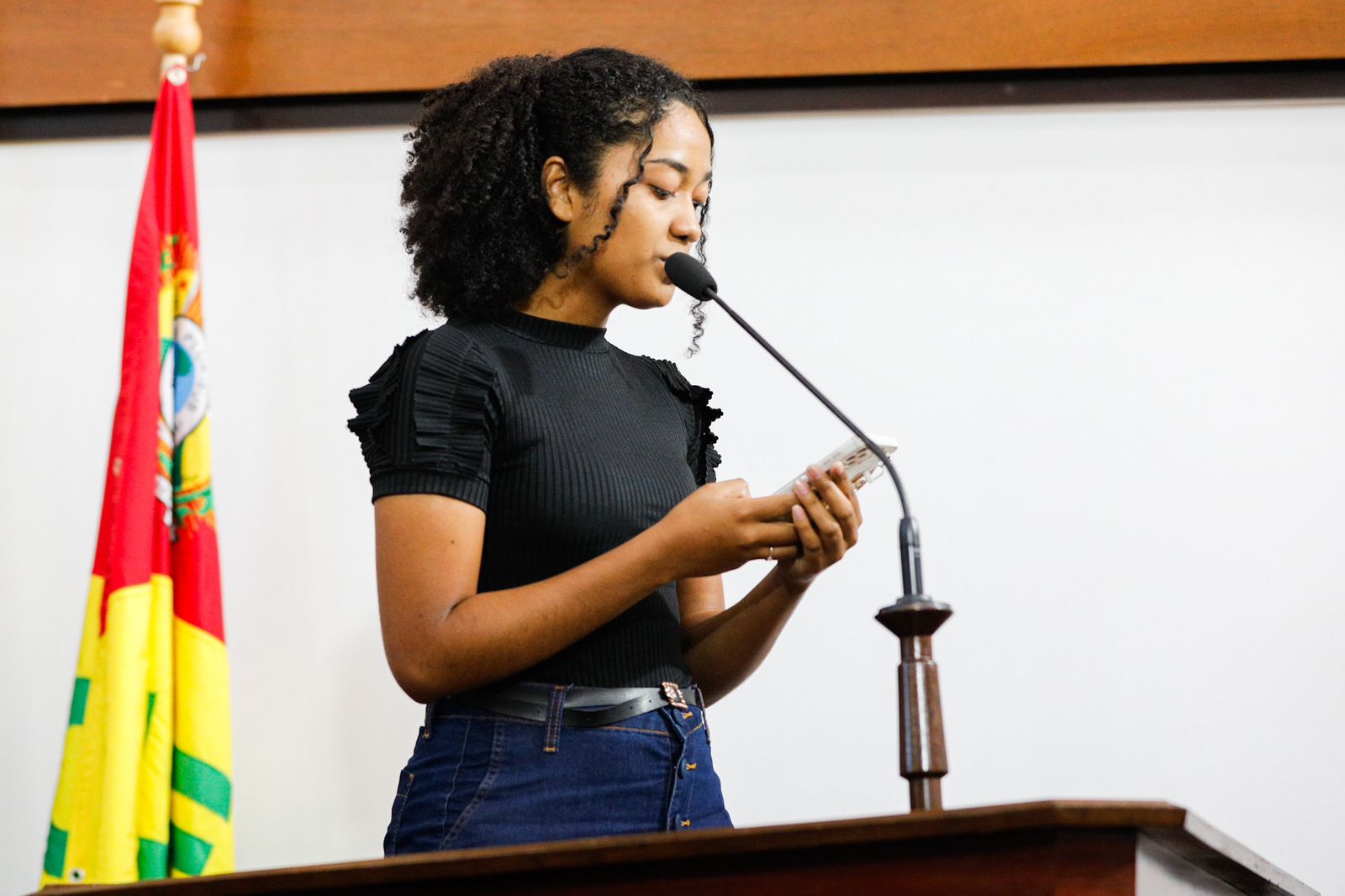 Jovem Parlamentar Andreza Eduarda expressa gratidão aos colegas e destaca a importância da política