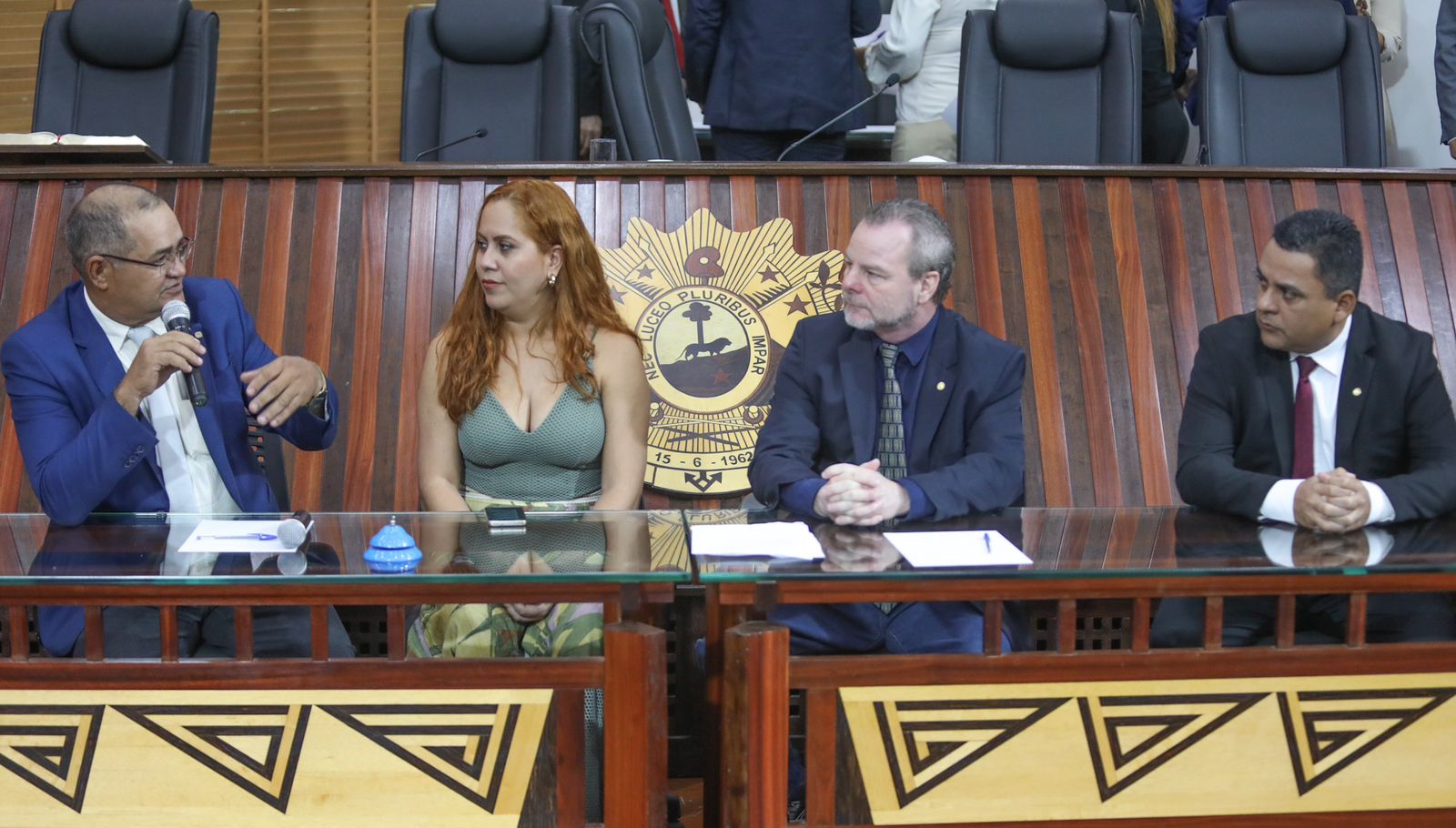Presidente Luiz Gonzaga suspende sessão para receber servidores do Meio Ambiente na Aleac