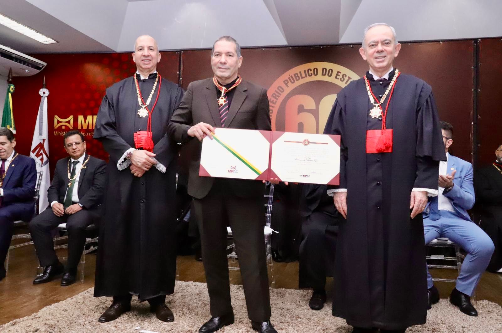 Deputado Chico Viga é homenageado pelo MP com a comenda de Ordem do Mérito