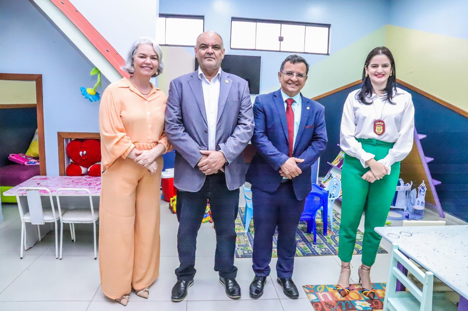 Gonzaga visita Delegacia da Mulher e de Atendimento a Crianças para debater políticas de combate ao feminicídio e violência contra menores