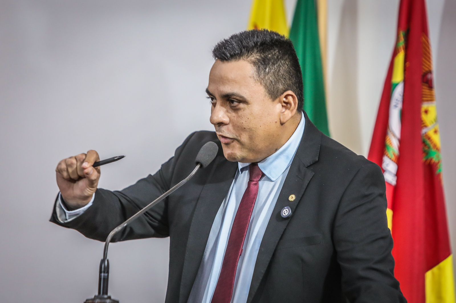 Deputado Gilberto Lira nega envolvimento em polêmica e questiona veracidade de acusações contra o prefeito de Sena Madureira