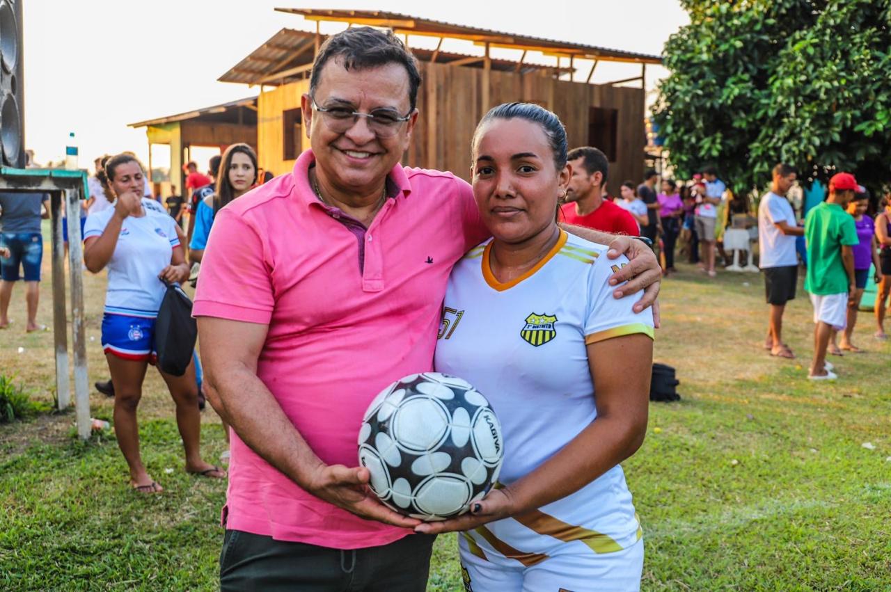 Gonzaga prestigia abertura do maior campeonato de futebol feminino do Acre e destina emenda para incentivar o esporte