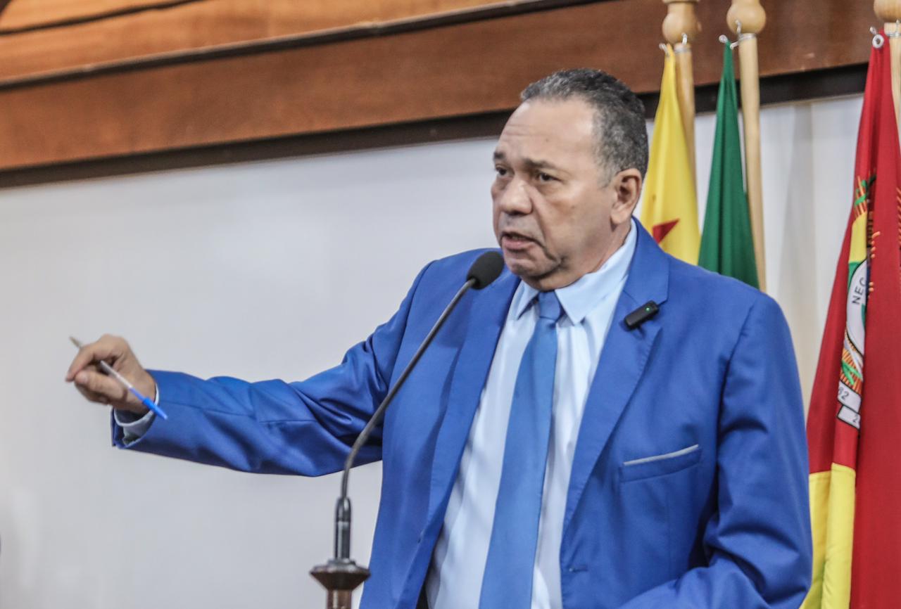 Manoel Moraes defende segurança nas escolas e critica acusações infundadas contra o governo