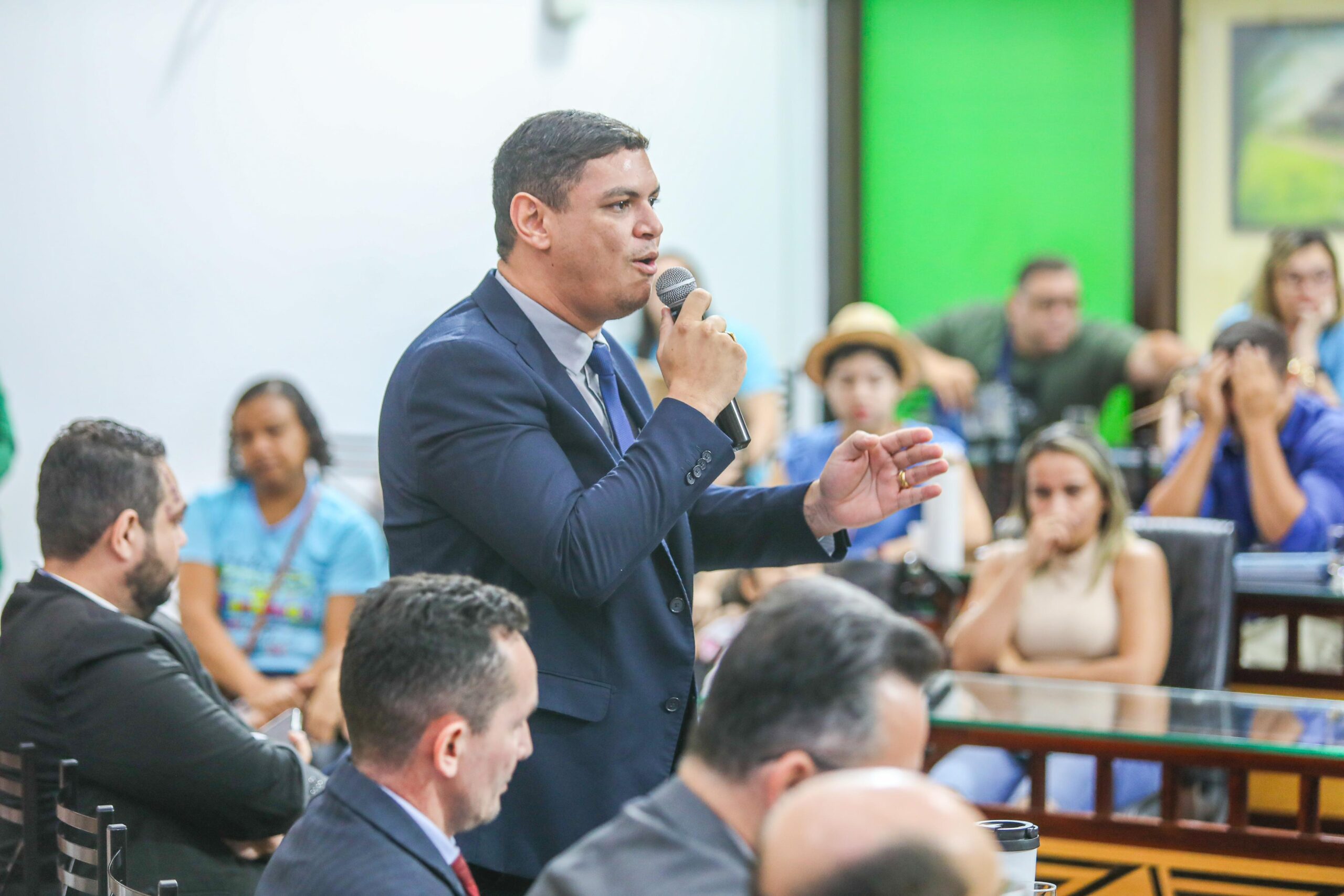 Pablo Bregense faz apelo emocional sobre atendimento a crianças com deficiência em Audiência Pública