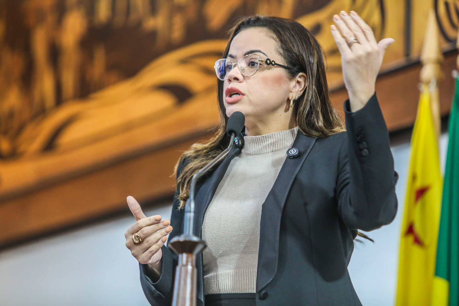 Michelle Melo pede suspensão de aulas devido à fumaça e critica gestão de Tião Bocalom