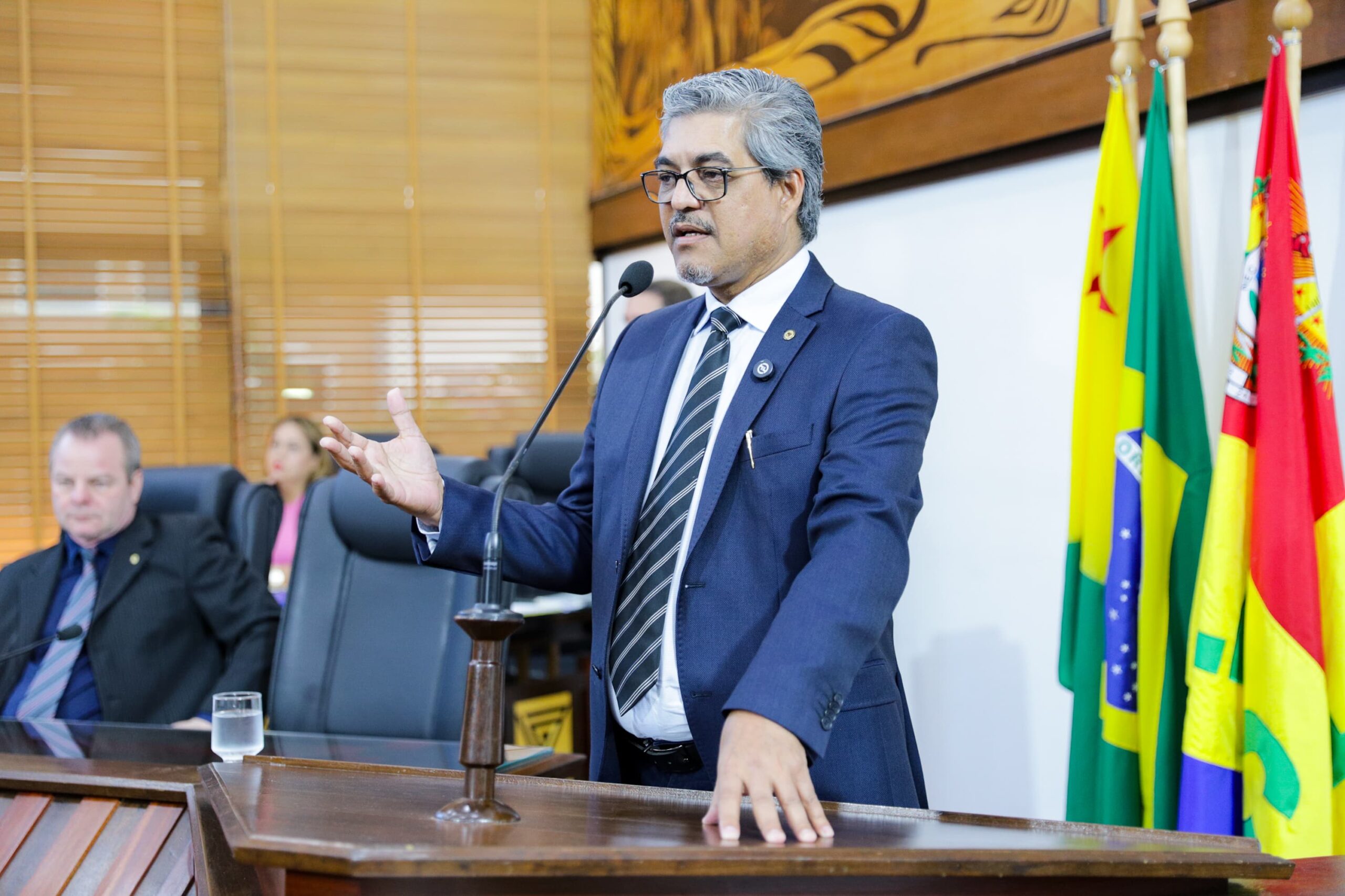 Edvaldo Magalhães critica projeção orçamentária do governo e destaca crescimento da economia