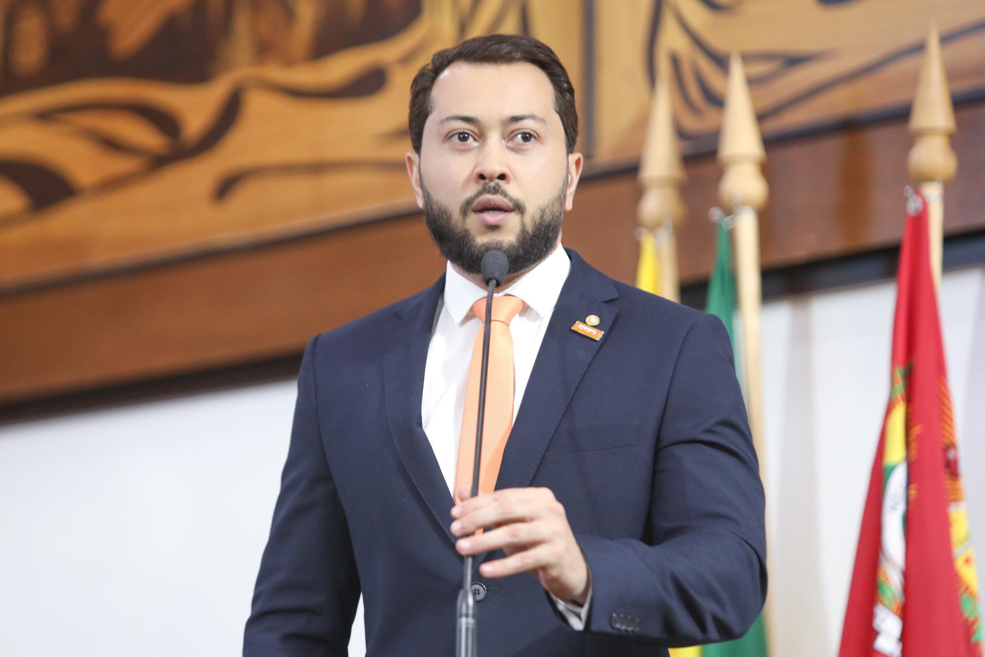 Emerson Jarude critica gestão educacional de Rio Branco e pede renovação de contratos temporários