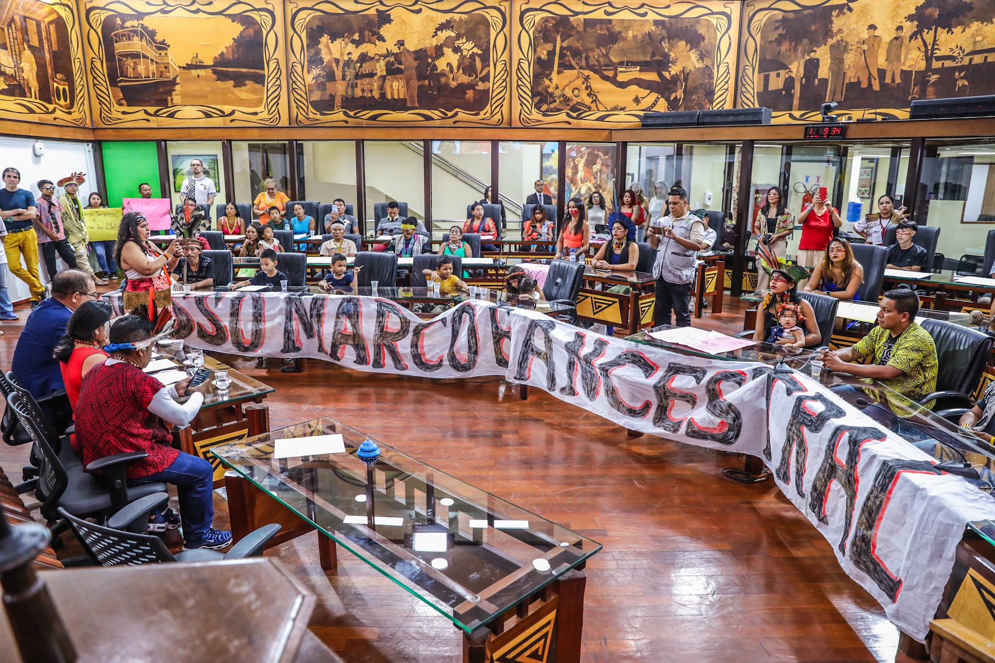 Indígenas contrários à PEC do Marco Temporal são recebidos no Plenário da Aleac