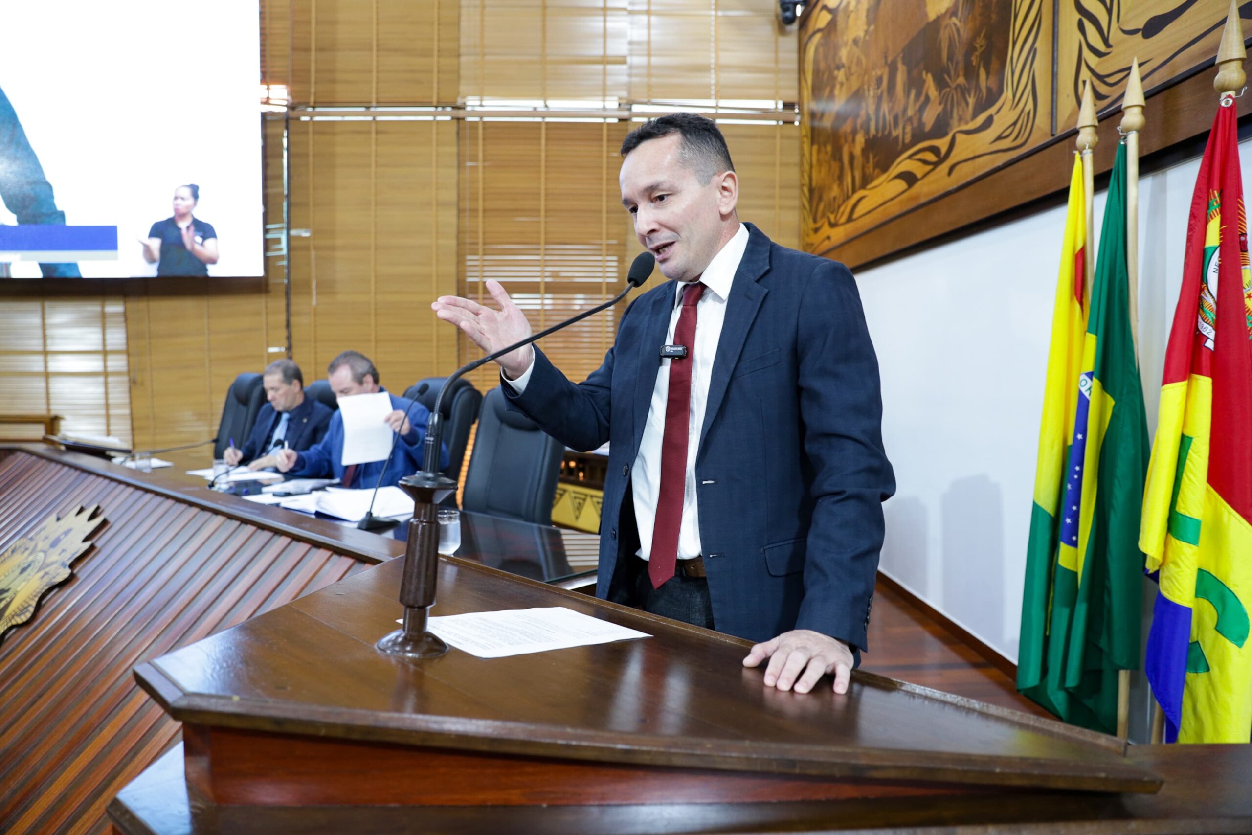 Adailton Cruz cobra providências sobre falta de merenda escolar e problemas no transporte dos alunos