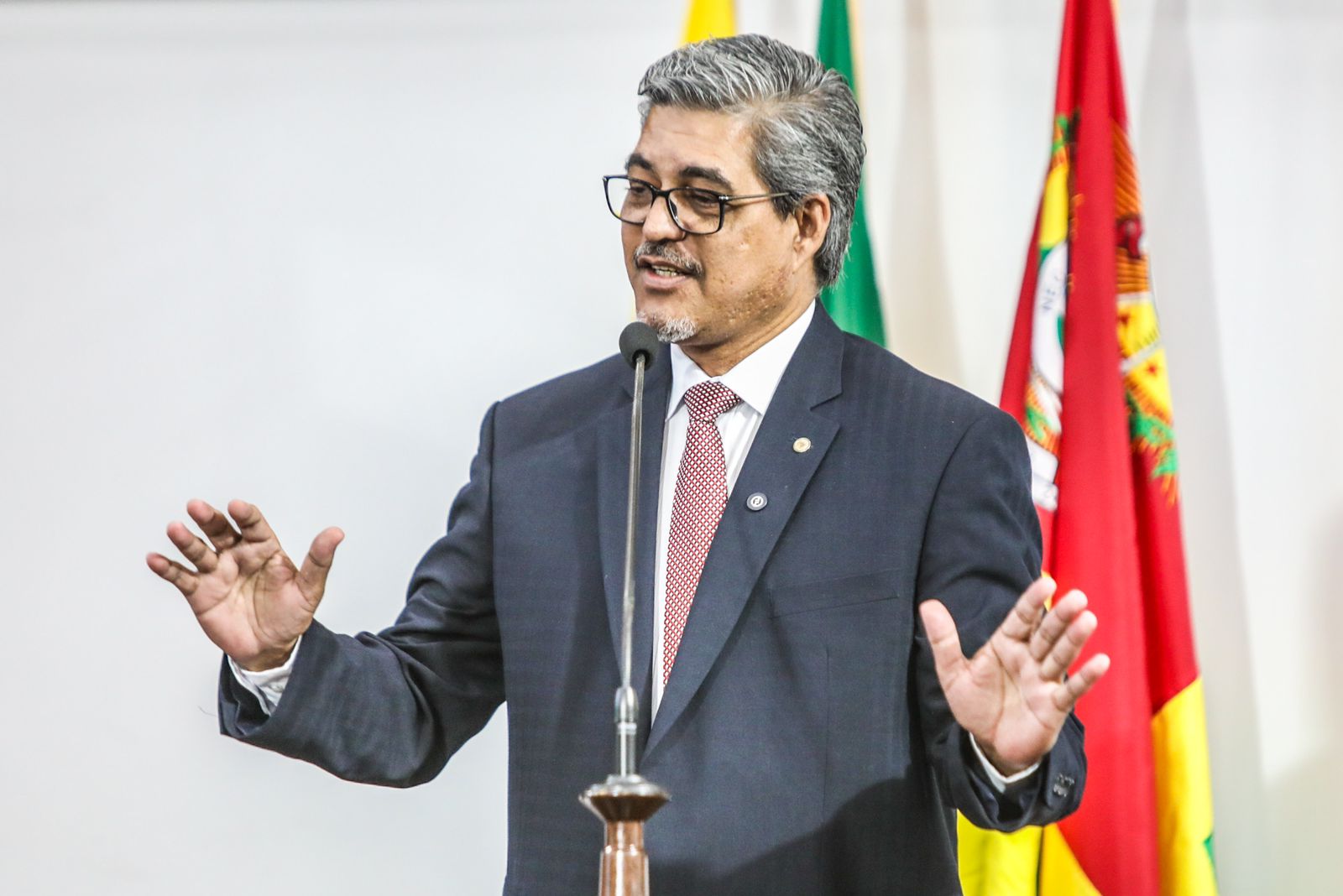 Edvaldo Magalhães critica governo por falta de transparência e subdimensionamento do orçamento