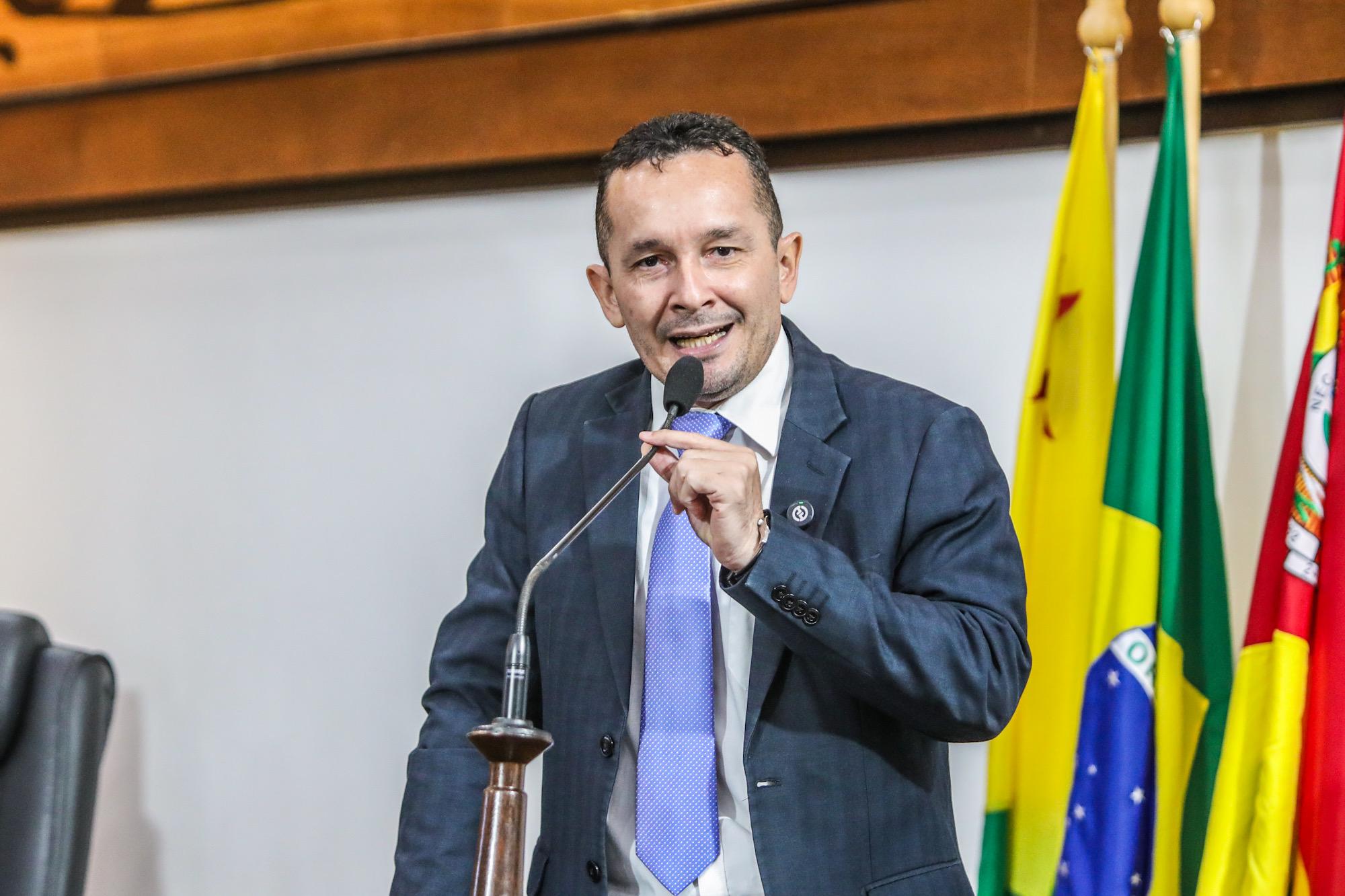 Adailton Cruz denuncia exploração de trabalhadores do Hospital Regional do Juruá e promete emenda para melhorias