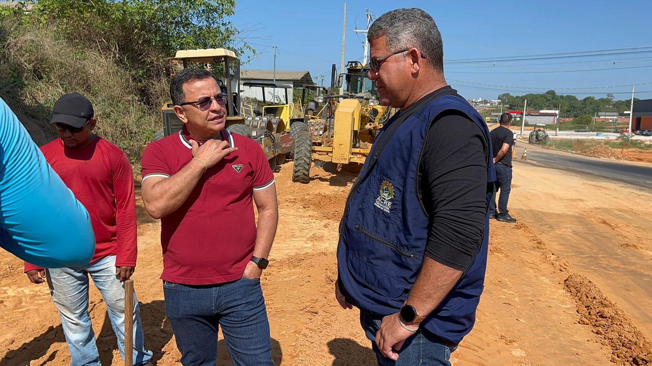 Gonzaga acompanha obras de duplicação da estrada do aeroporto de Cruzeiro do Sul e destaca investimentos do governo