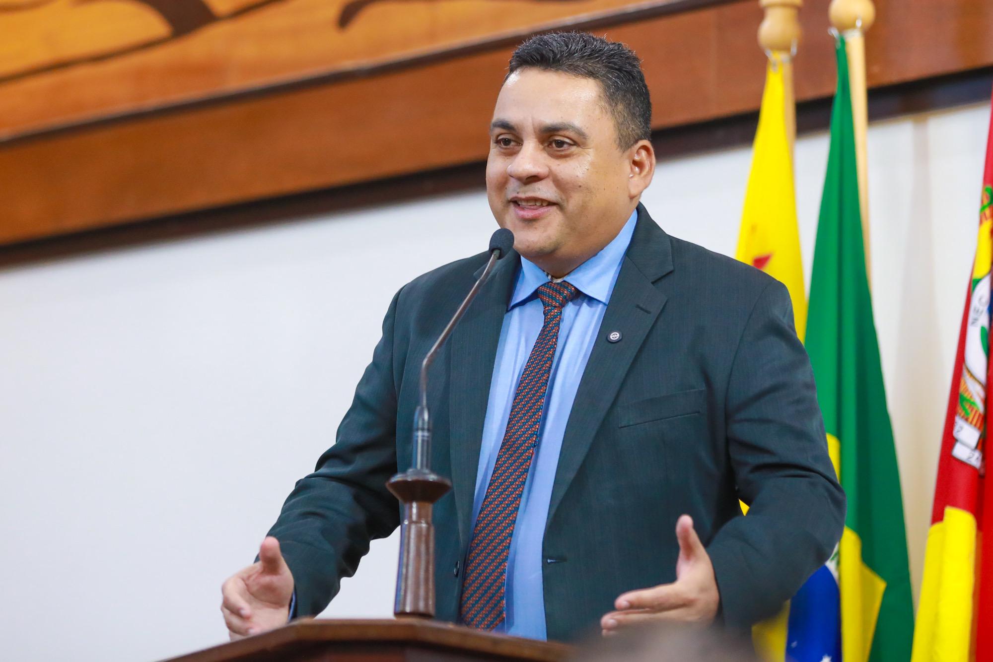 Gilberto Lira comemora conquista de prorrogação para envio de vídeos no concurso da Educação