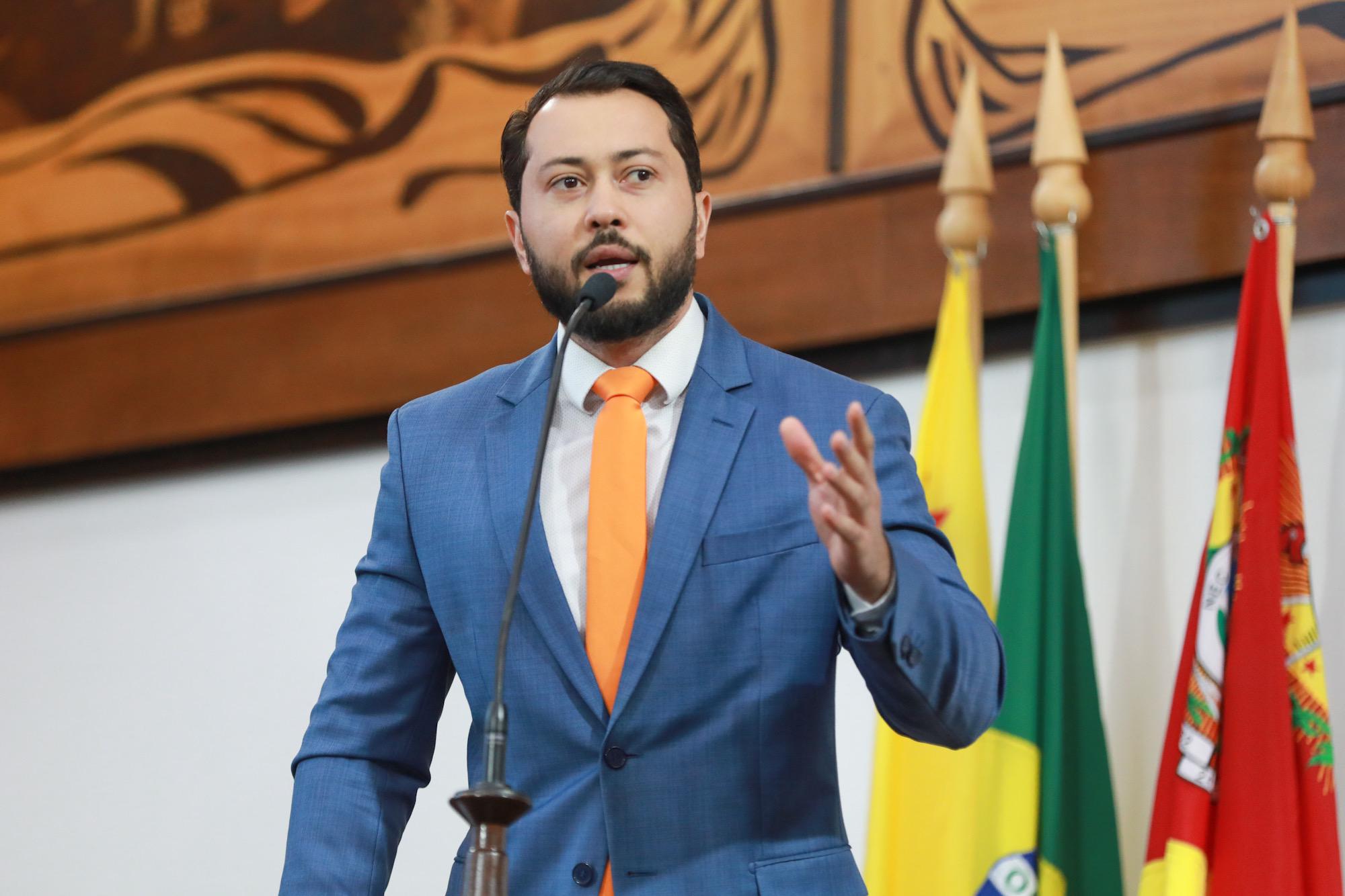 Emerson Jarude denuncia cortes no orçamento e descaso com famílias desabrigadas em frente à Aleac