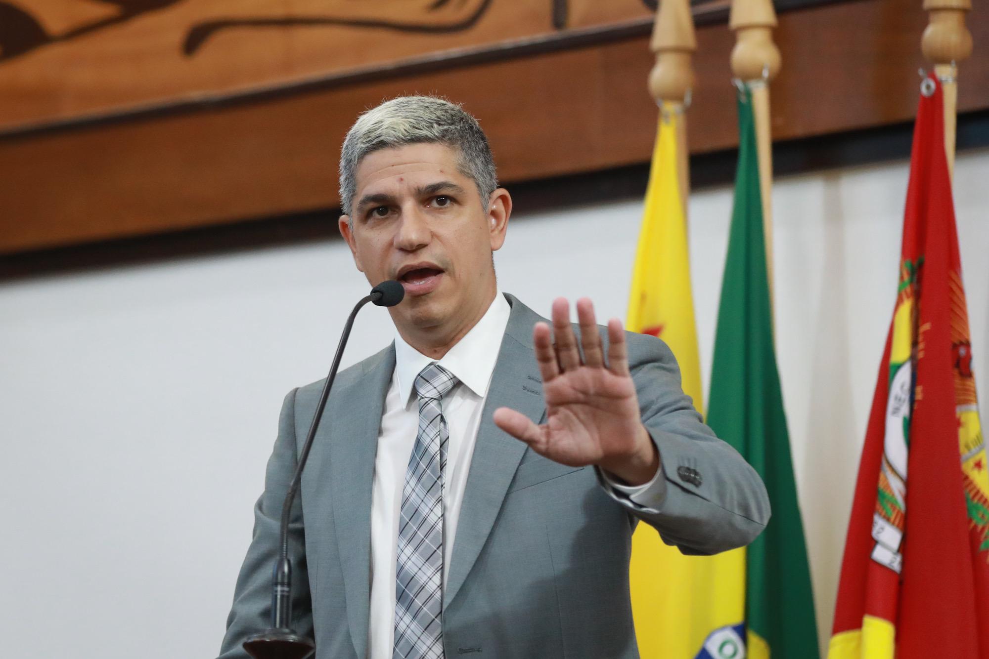 Fagner Calegário homenageia Flaviano Melo e denuncia atraso no pagamento de terceirizados