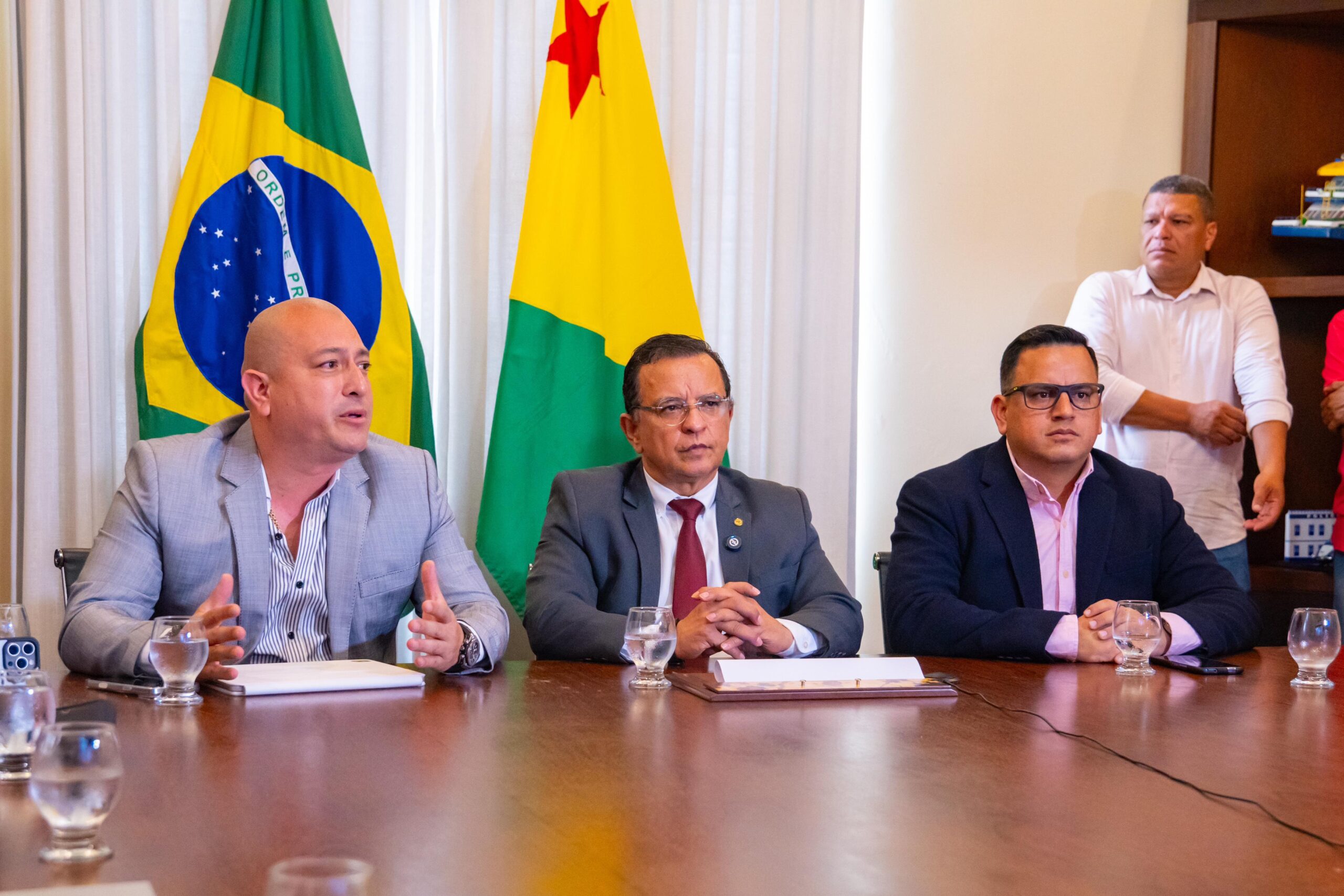 Governador em exercício, Gonzaga recebe empresa peruana que vai operar voos no Acre