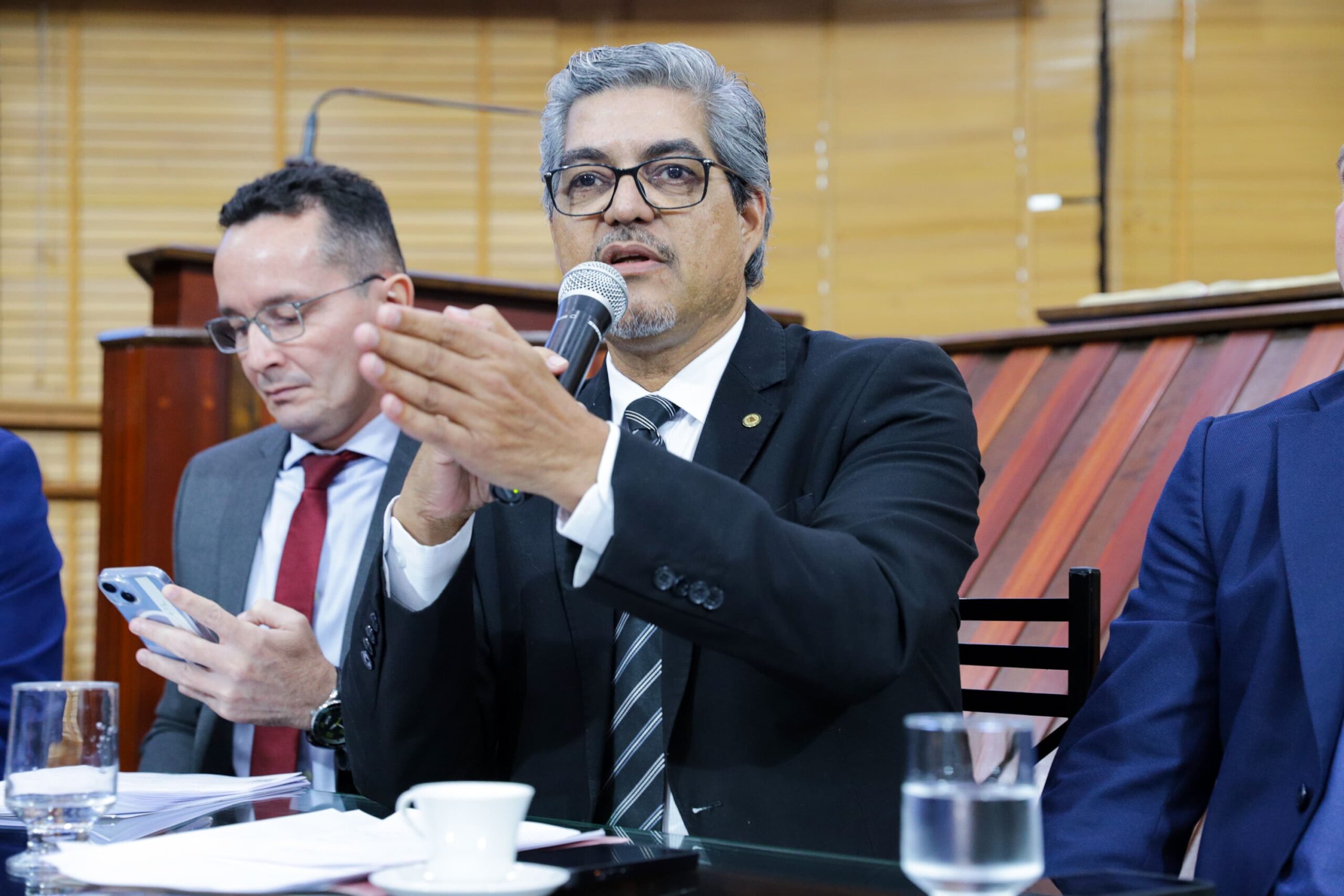 Edvaldo Magalhães destaca desafios e projeções do Orçamento 2025 em Audiência Pública