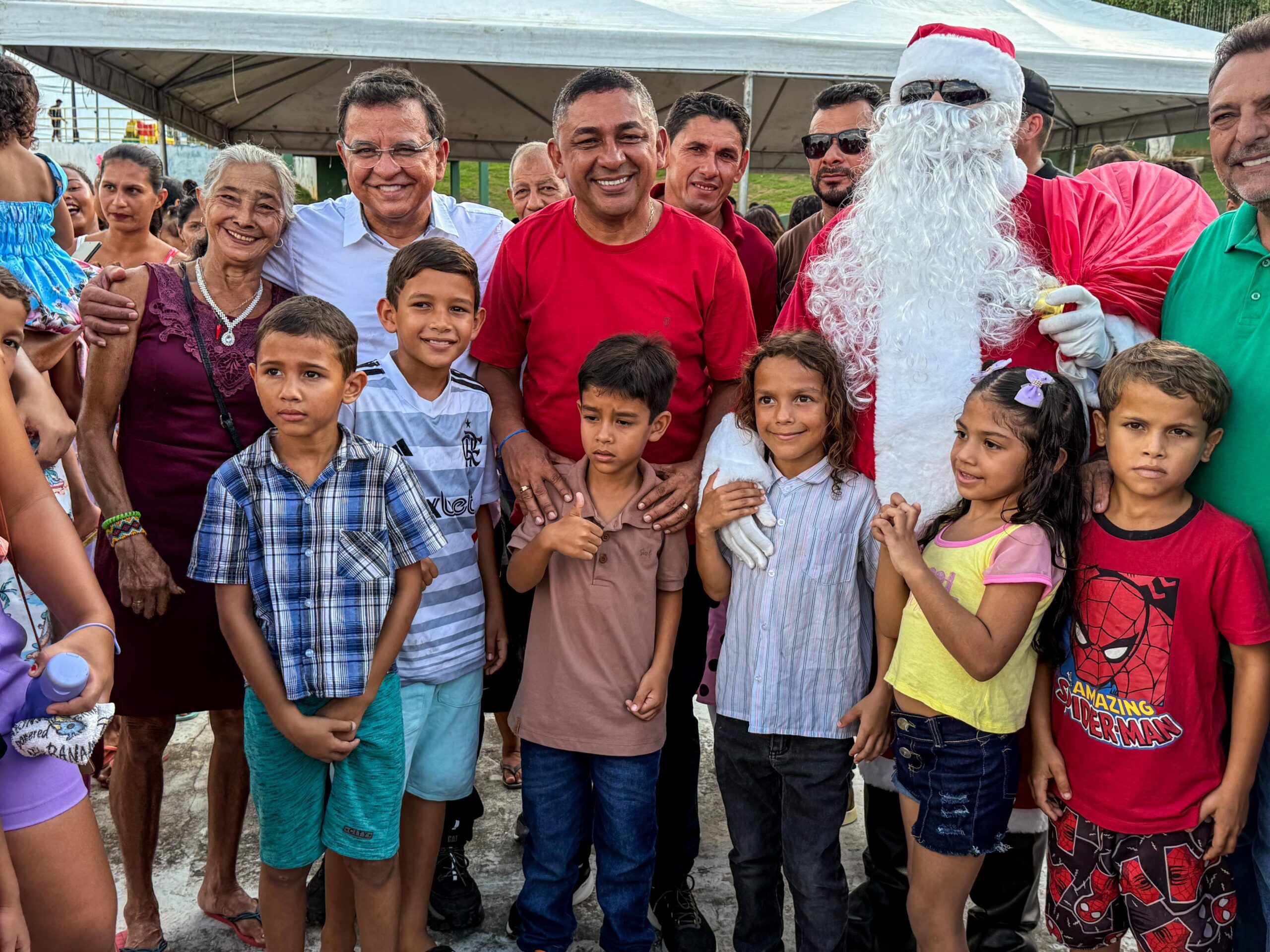 Luiz Gonzaga participa de entrega de presentes de Natal em Porto Walter