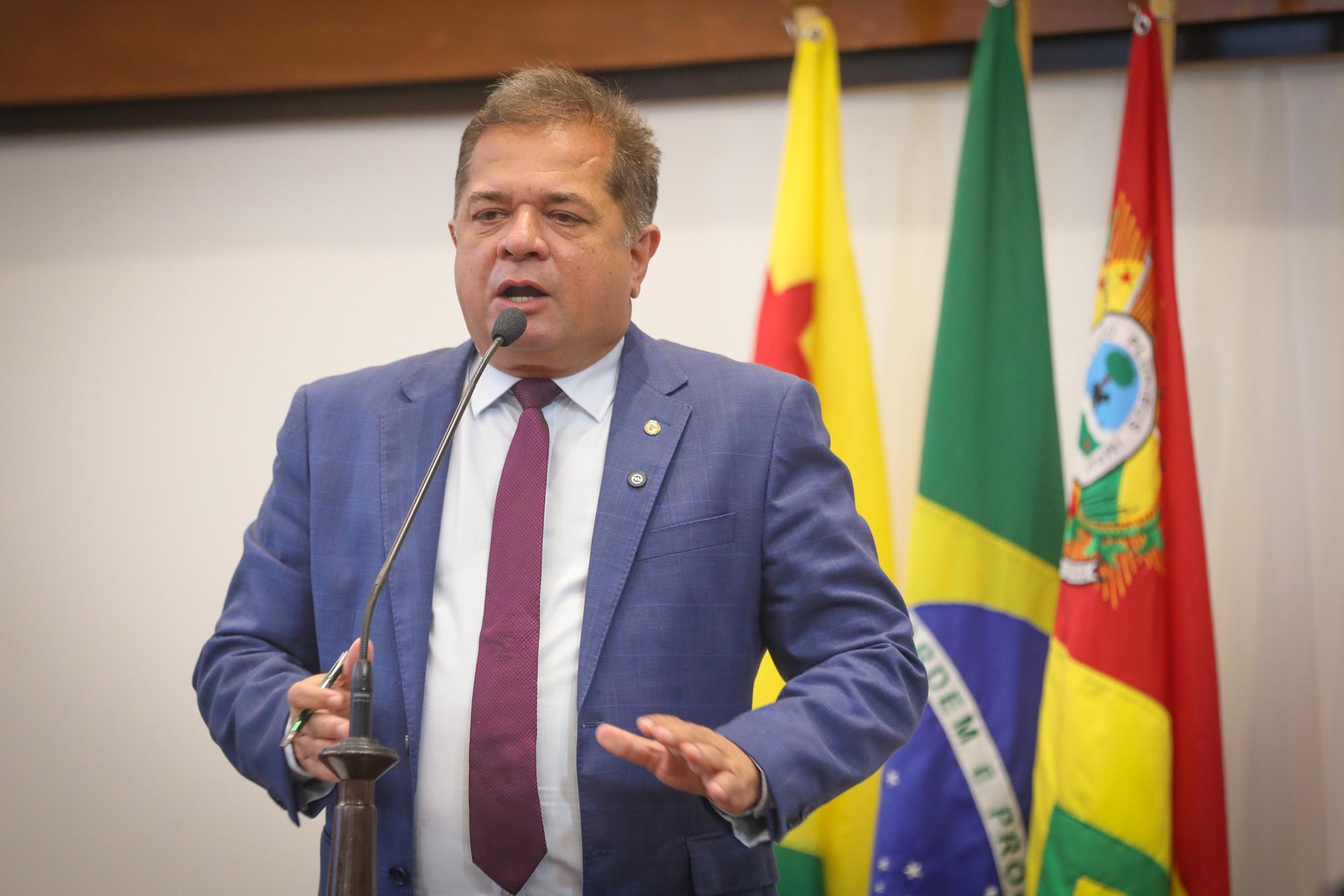 Deputado Marcus Cavalcante critica a contratação emergencial no município de Feijó