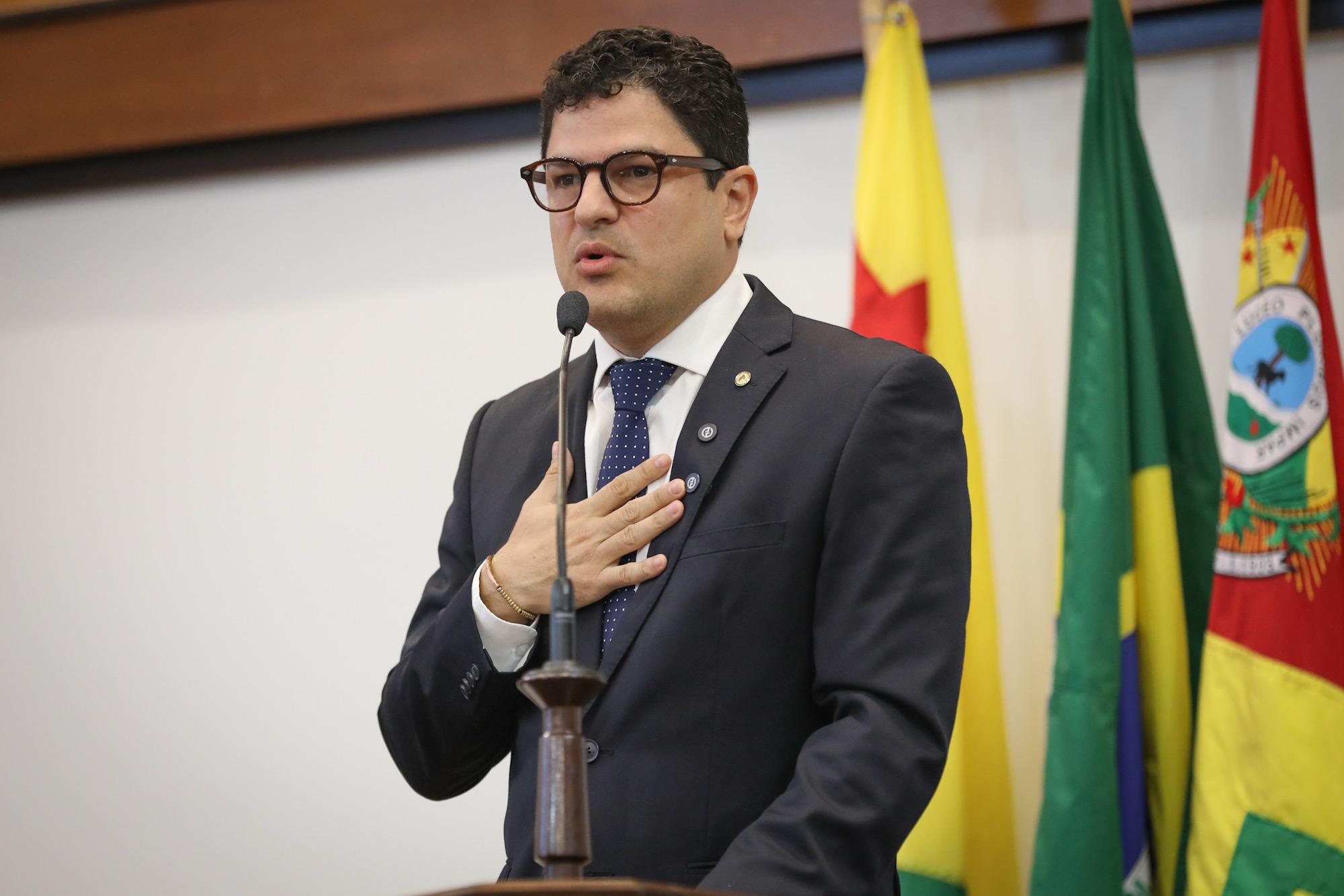Eduardo Ribeiro cobra definição sobre concurso da educação e anuncia nova comissão