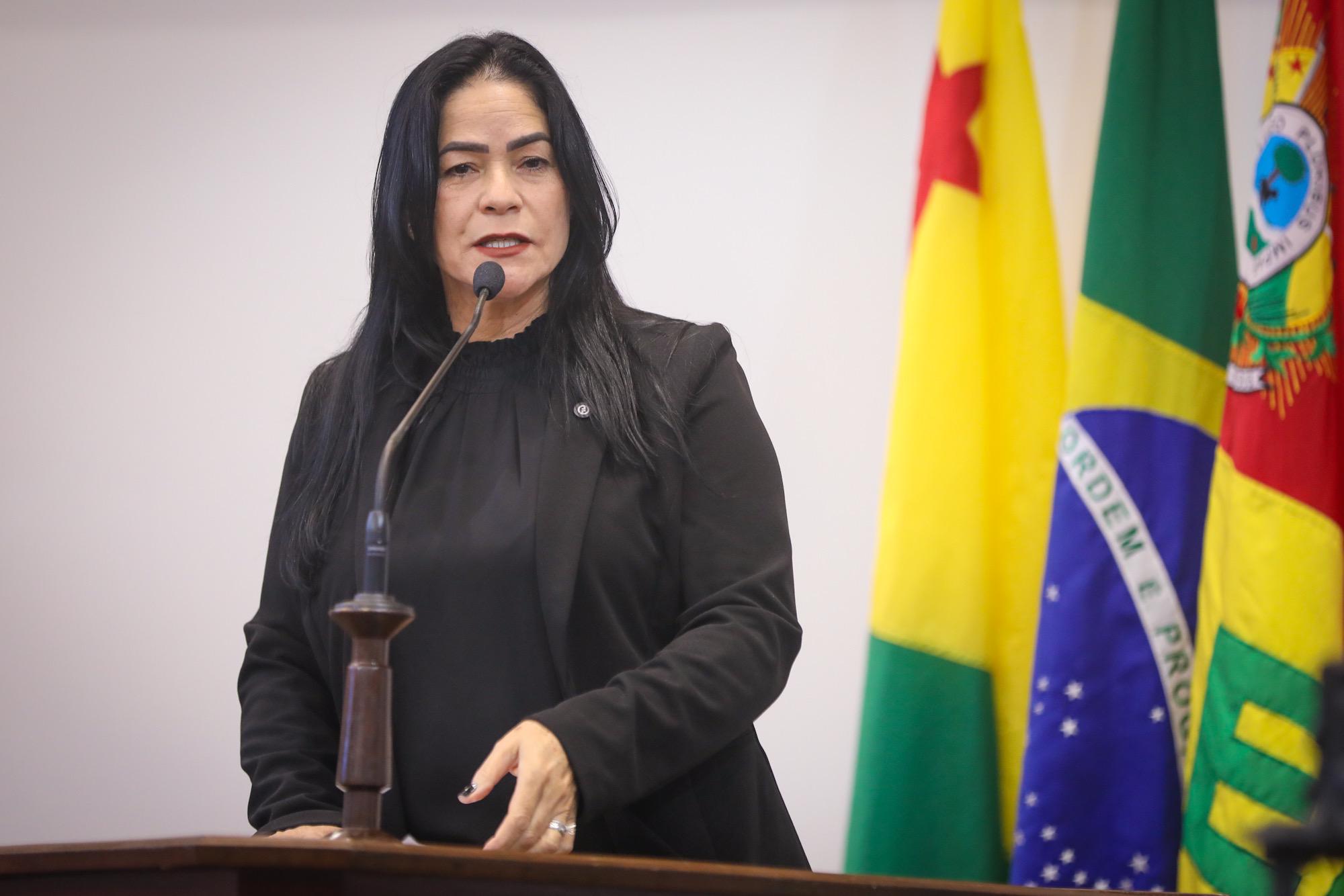 Maria Antônia presta homenagem a jornalista e agradece ações do governo em Brasiléia