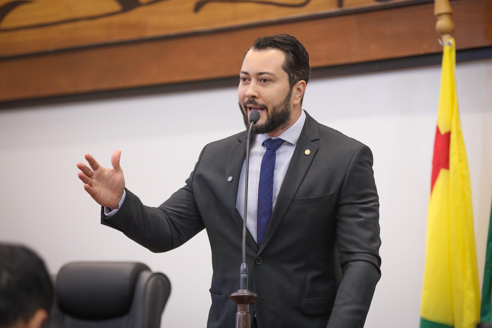 Emerson Jarude critica gastos do governo e cobra reajuste salarial para militares