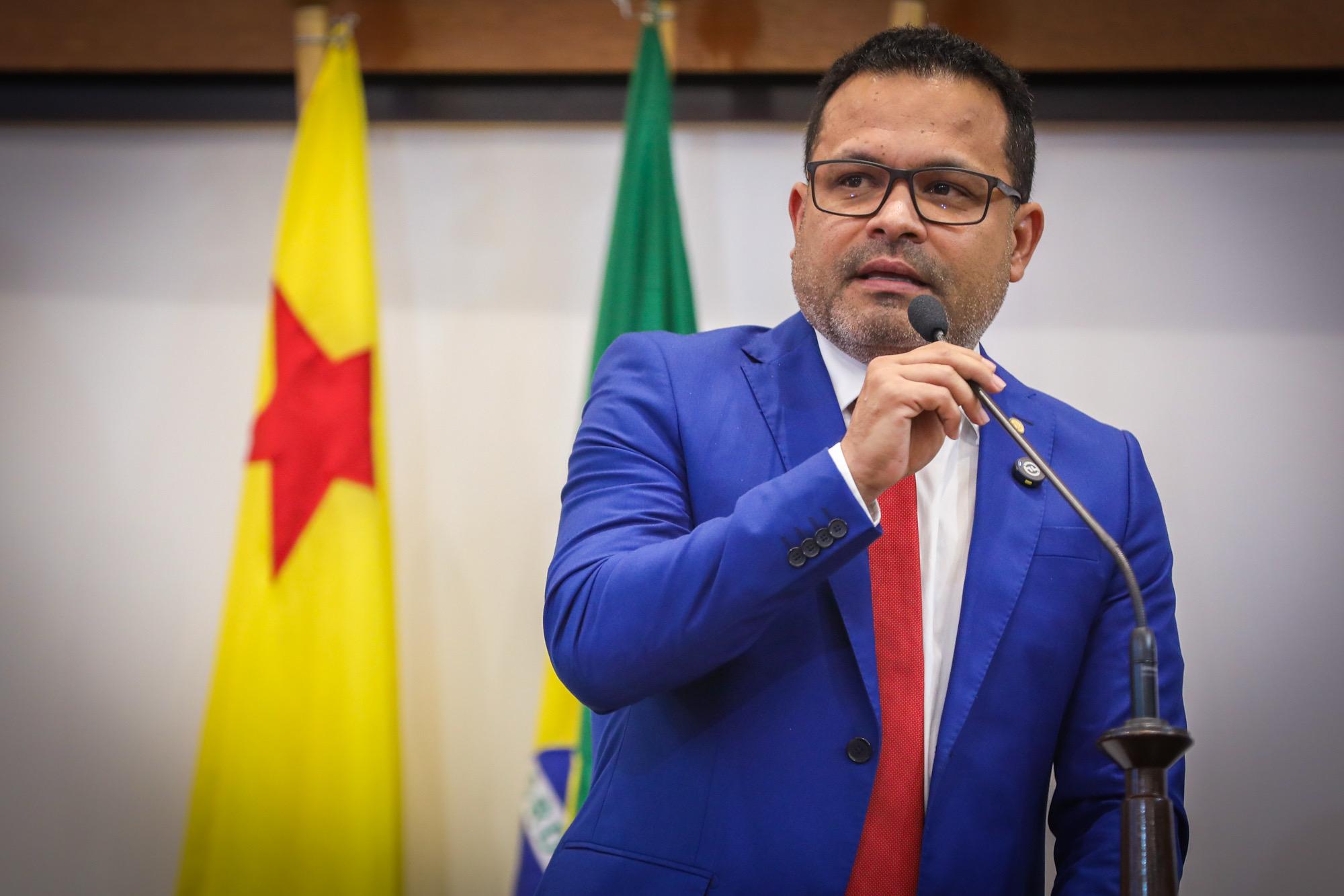 Tadeu Hassem solicita reforma em quadra de escola de Brasiléia e destaca inauguração do novo prédio do Procon