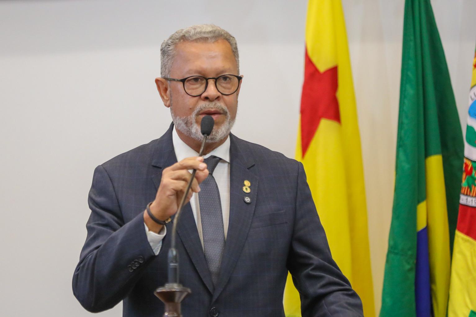 Afonso Fernandes destaca importância do esporte e pede construção de quadra no Bujari