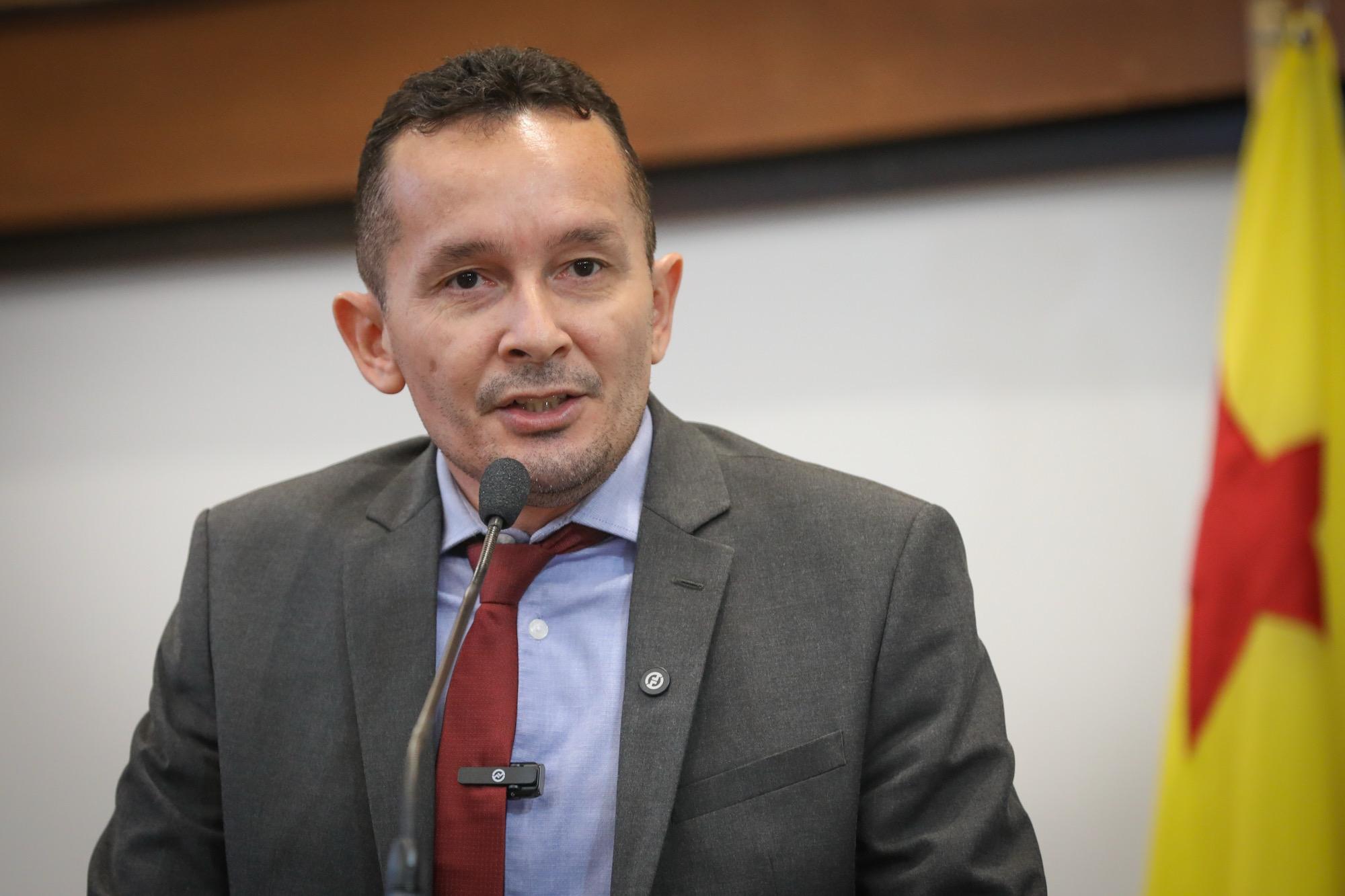 Adailton Cruz denuncia irregularidades salariais e assédio moral na Saúde