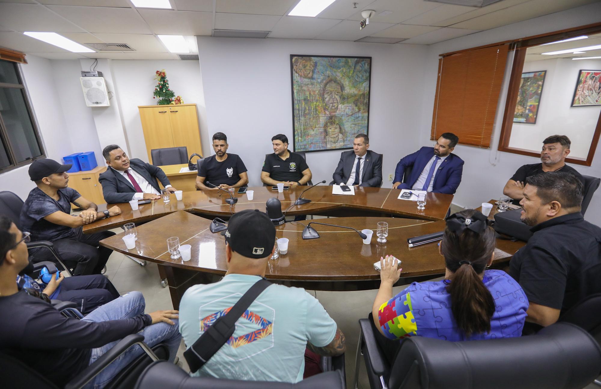 Comissão de Segurança da Aleac recebe policiais penais que pedem revisão de parecer que impede banco de horas a categoria