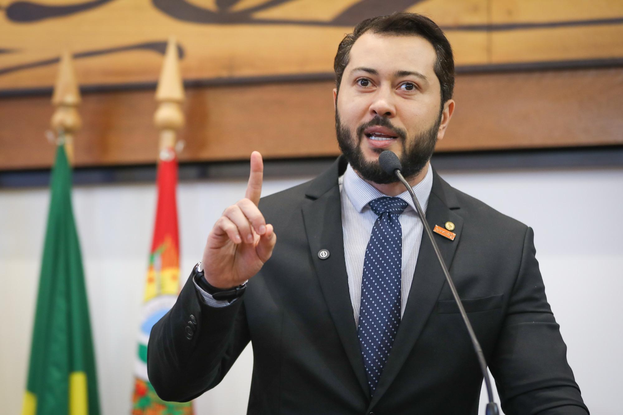 Emerson Jarude denuncia abandono da educação e cobra explicações do governo sobre índices alarmantes