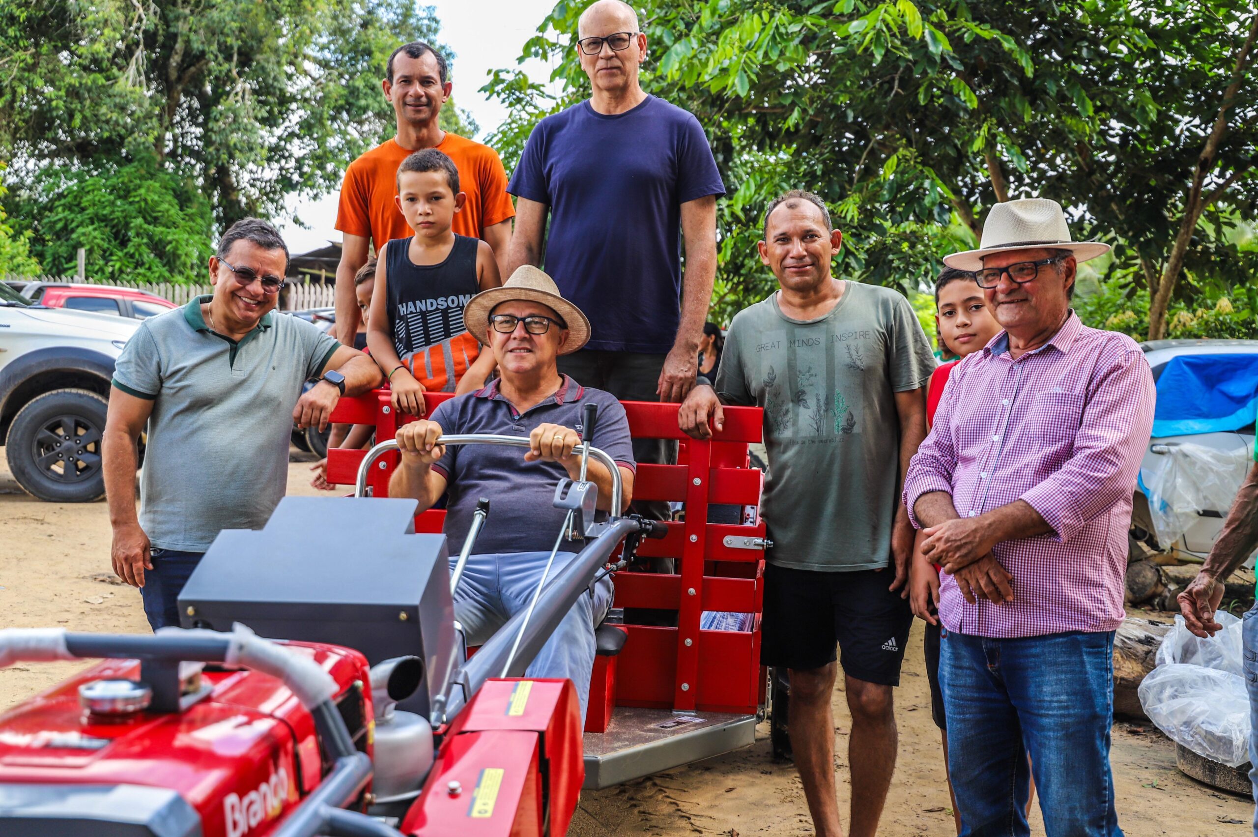 Gonzaga entrega máquinas compradas com emenda de sua autoria para beneficiar cafeicultores no Juruá