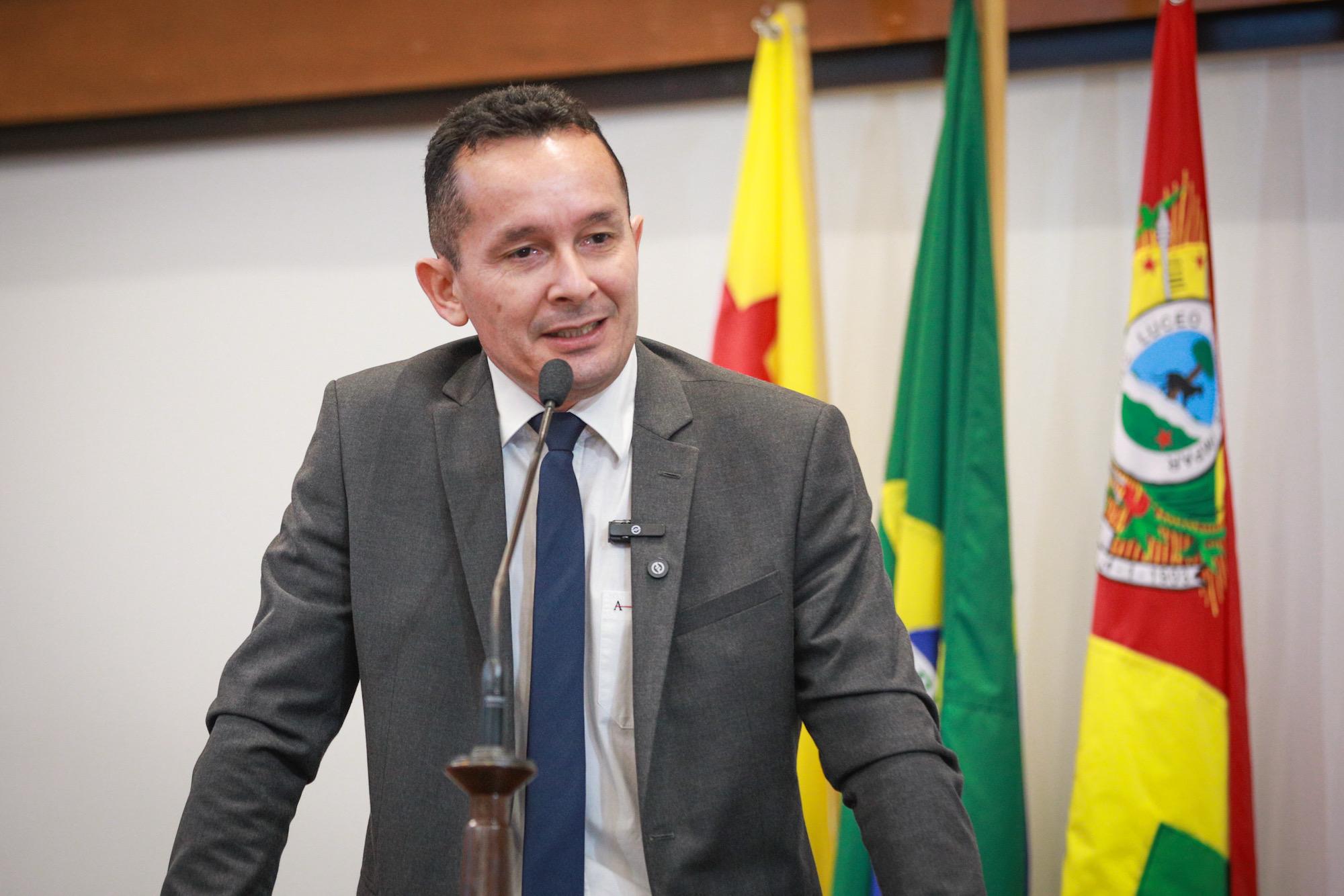 Adailton Cruz convida deputados para visita ao Pronto Socorro e lamenta dispensa de profissionais da Saúde