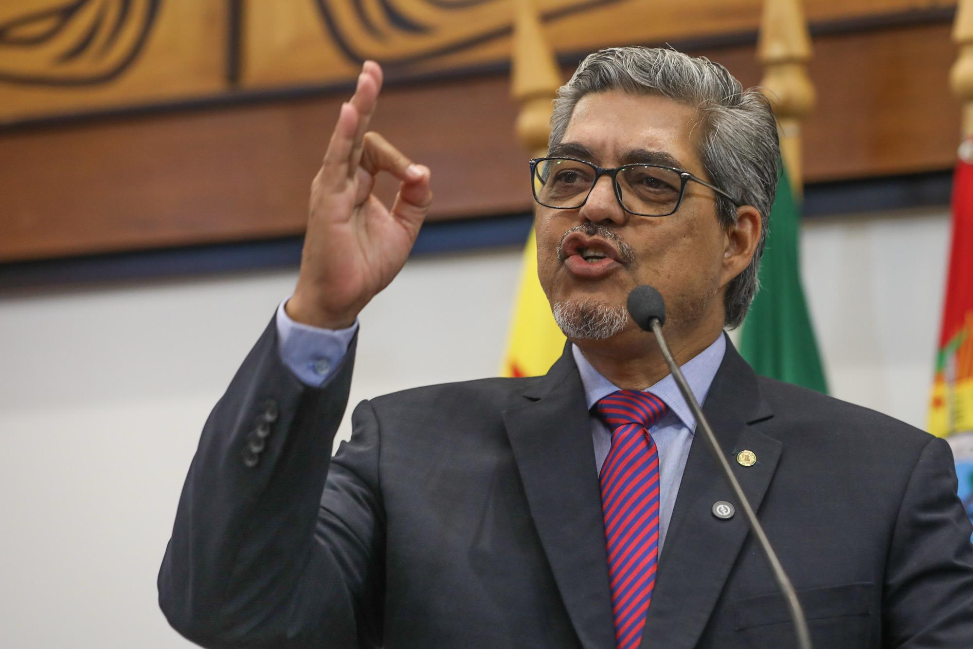 Edvaldo Magalhães critica governador e denuncia injustiças contra trabalhadores da educação