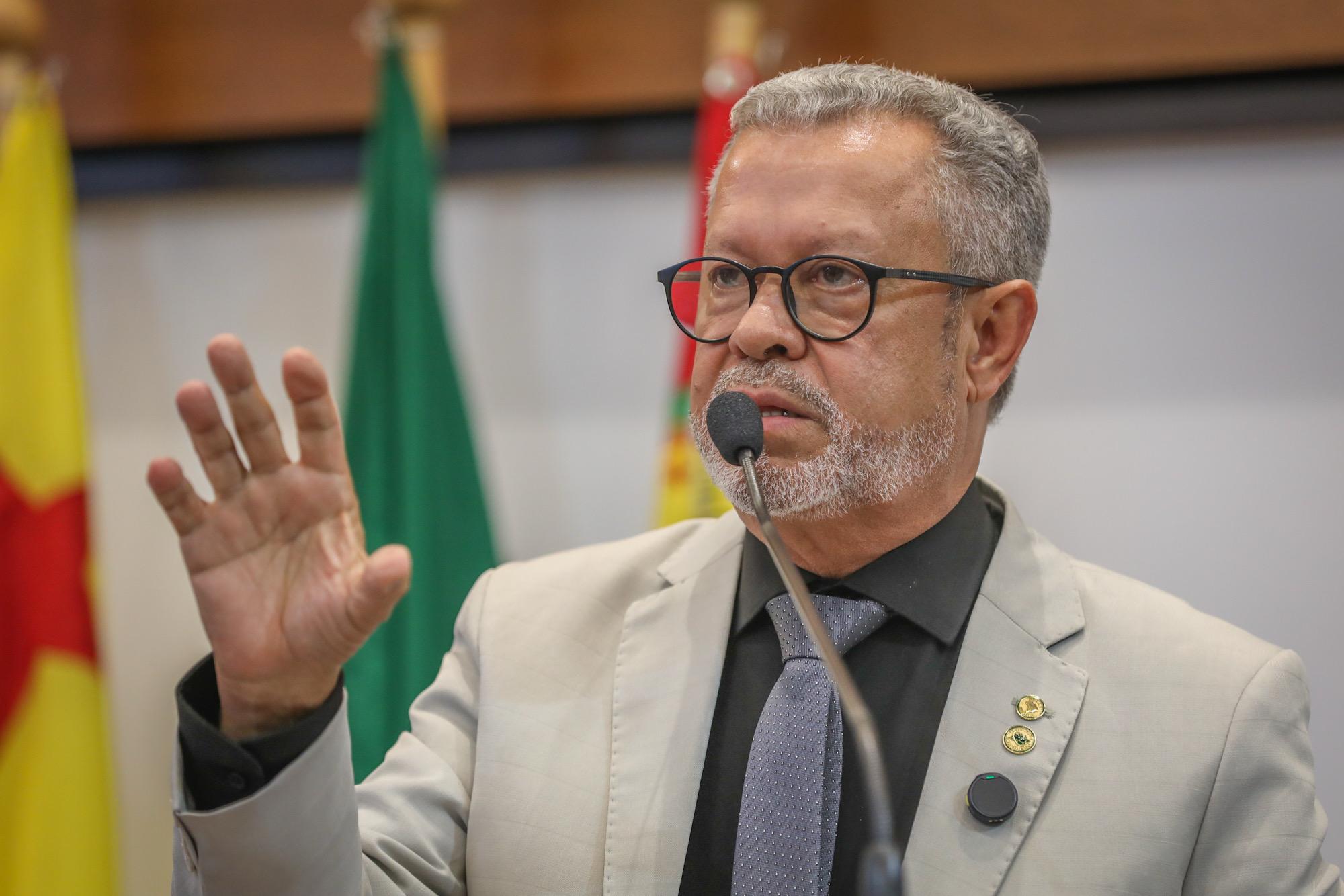 Afonso Fernandes defende governador e rebate críticas sobre políticas de empregabilidade