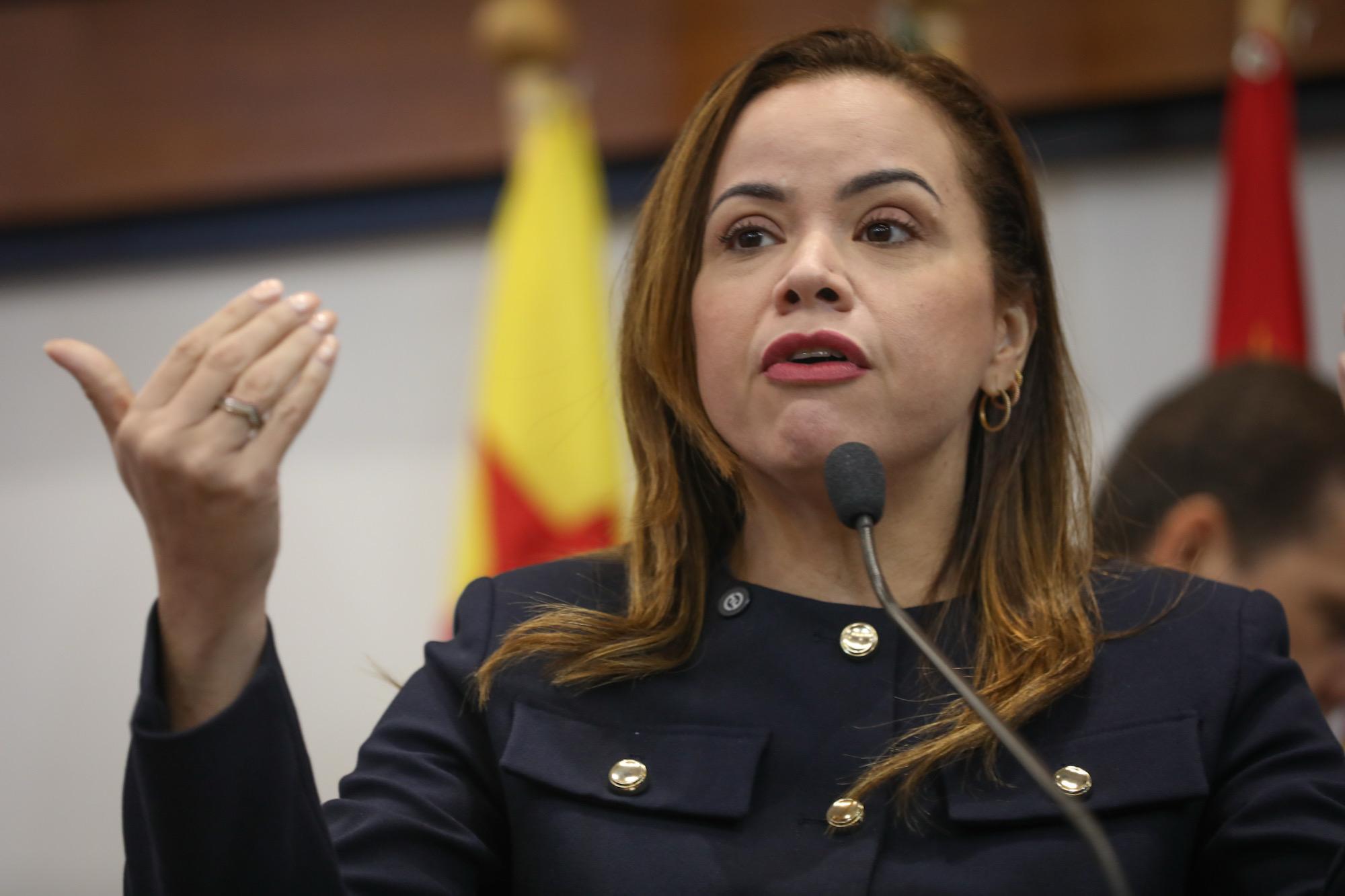 Michelle Melo cobra justiça para servidores da educação e reforça apoio à categoria
