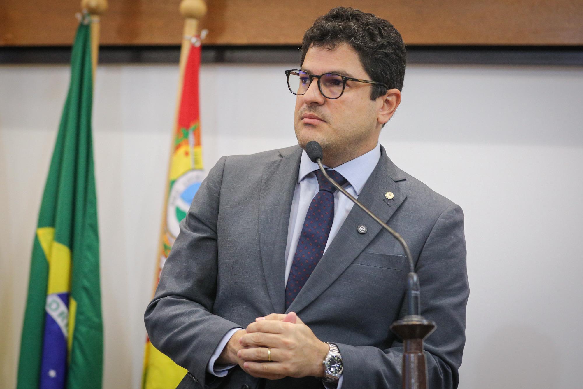 Eduardo Ribeiro lamenta falecimento de Toniquim e Zé Carlos da Frios Vilhena durante sessão na Aleac