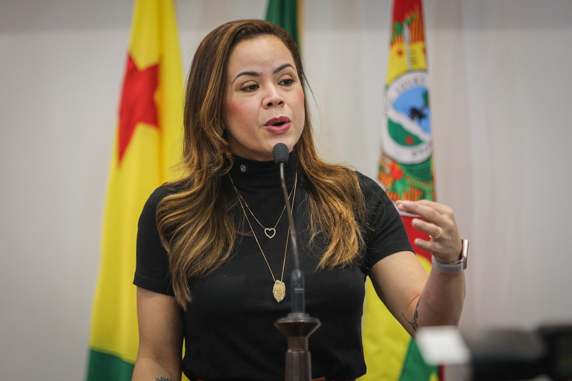 Michelle Melo cobra manutenção das estradas de Acrelândia e Plácido de Castro e celebra anúncio de rotatória em Vila Campinas