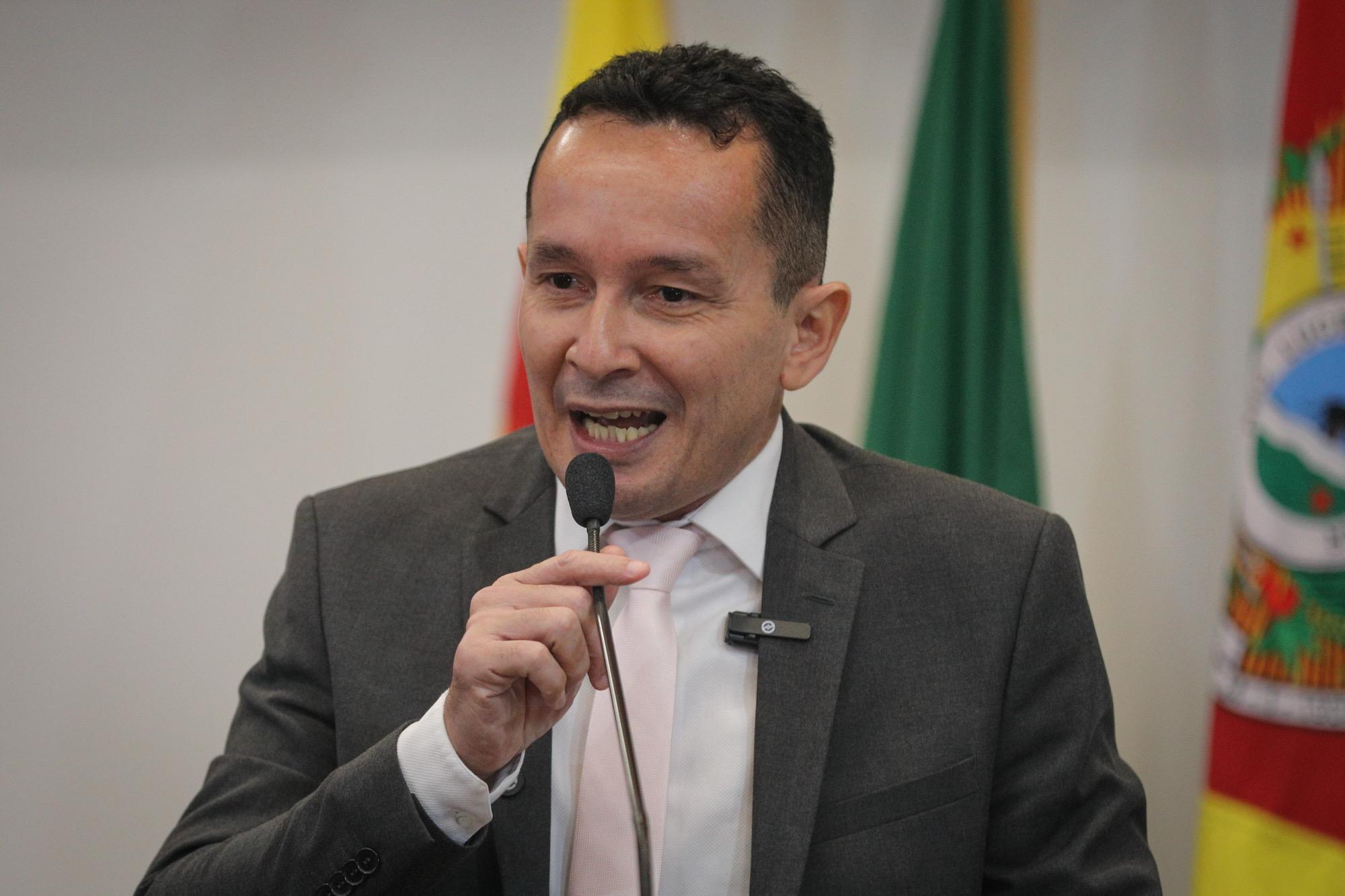 Adailton Cruz lamenta a morte do Papa Francisco e defende a manutenção dos contratos emergenciais na saúde